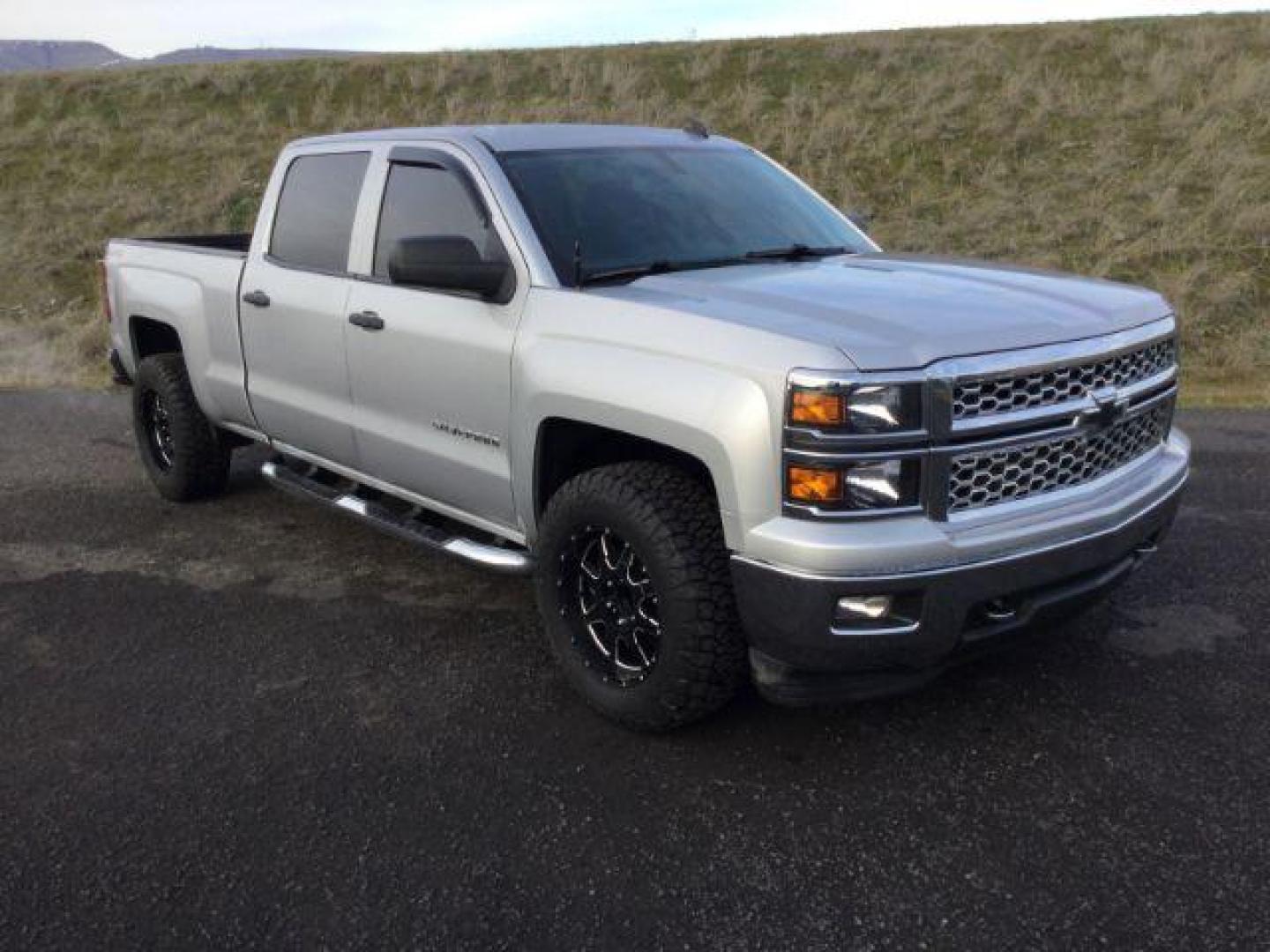 2014 Silver Ice Metallic /Jet Black Chevrolet Silverado 1500 1LT Crew Cab 4WD (3GCUKREC7EG) with an 5.3L V8 OHV 16V engine, 6-Speed Automatic transmission, located at 1801 Main Street, Lewiston, 83501, (208) 743-9371, 46.417065, -117.004799 - Photo#12