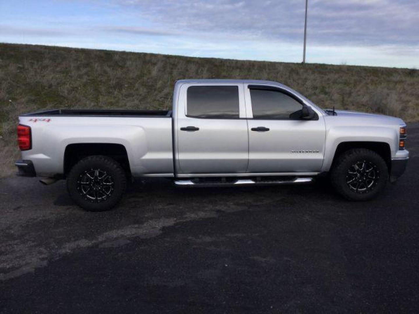 2014 Silver Ice Metallic /Jet Black Chevrolet Silverado 1500 1LT Crew Cab 4WD (3GCUKREC7EG) with an 5.3L V8 OHV 16V engine, 6-Speed Automatic transmission, located at 1801 Main Street, Lewiston, 83501, (208) 743-9371, 46.417065, -117.004799 - Photo#13