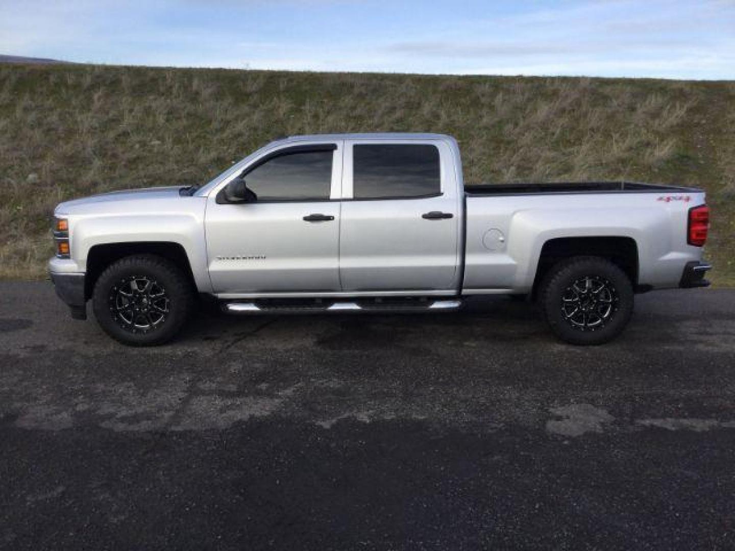 2014 Silver Ice Metallic /Jet Black Chevrolet Silverado 1500 1LT Crew Cab 4WD (3GCUKREC7EG) with an 5.3L V8 OHV 16V engine, 6-Speed Automatic transmission, located at 1801 Main Street, Lewiston, 83501, (208) 743-9371, 46.417065, -117.004799 - Photo#1