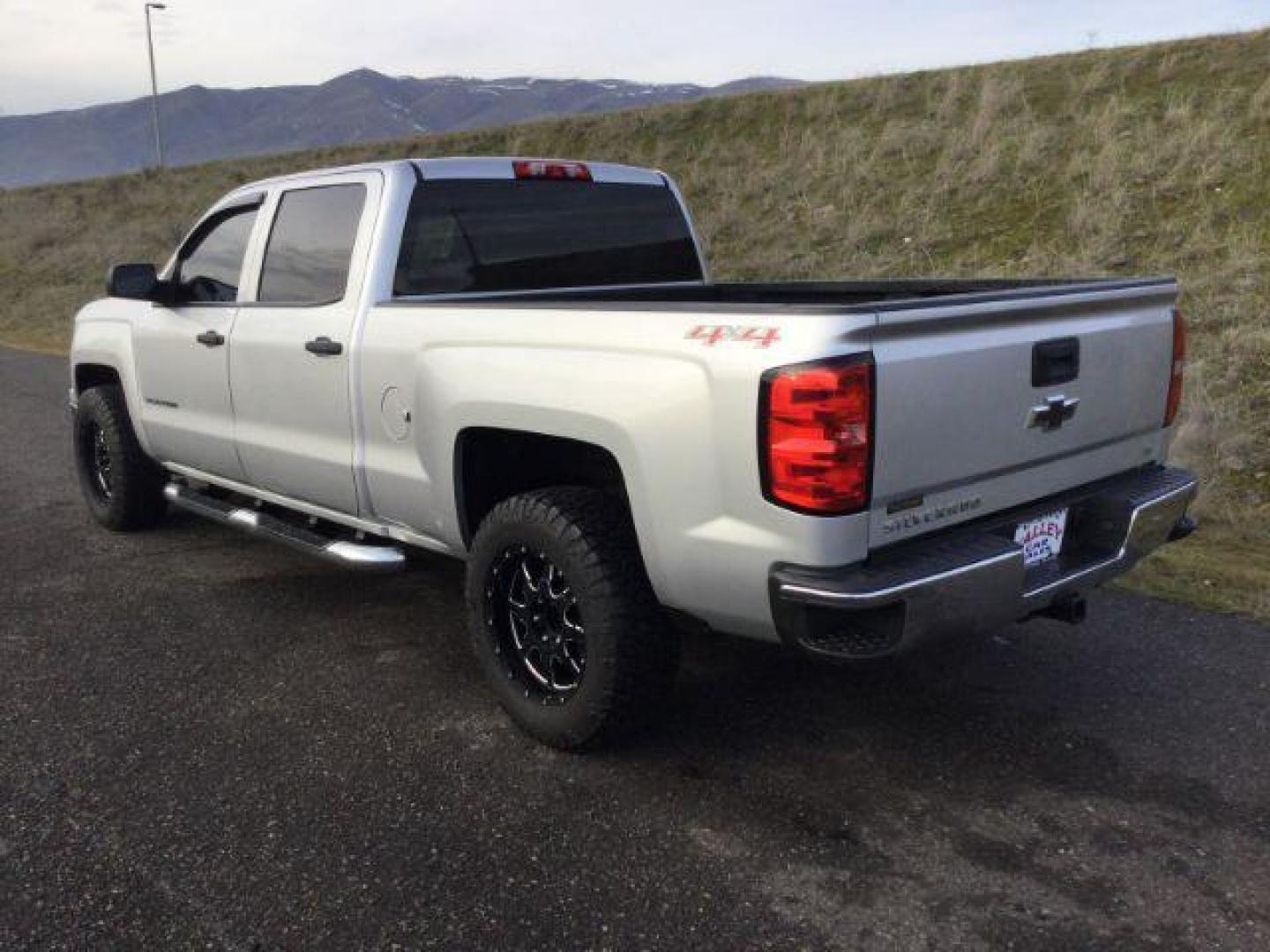 2014 Silver Ice Metallic /Jet Black Chevrolet Silverado 1500 1LT Crew Cab 4WD (3GCUKREC7EG) with an 5.3L V8 OHV 16V engine, 6-Speed Automatic transmission, located at 1801 Main Street, Lewiston, 83501, (208) 743-9371, 46.417065, -117.004799 - Photo#2