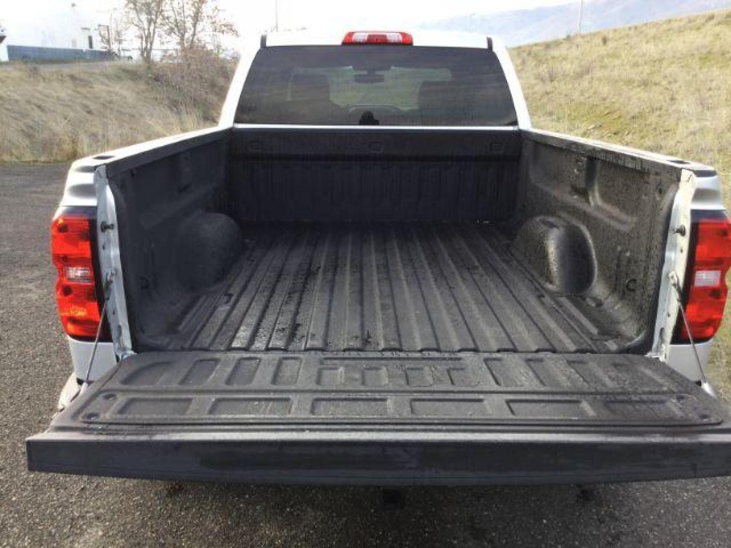 2014 Silver Ice Metallic /Jet Black Chevrolet Silverado 1500 1LT Crew Cab 4WD (3GCUKREC7EG) with an 5.3L V8 OHV 16V engine, 6-Speed Automatic transmission, located at 1801 Main Street, Lewiston, 83501, (208) 743-9371, 46.417065, -117.004799 - Photo#8