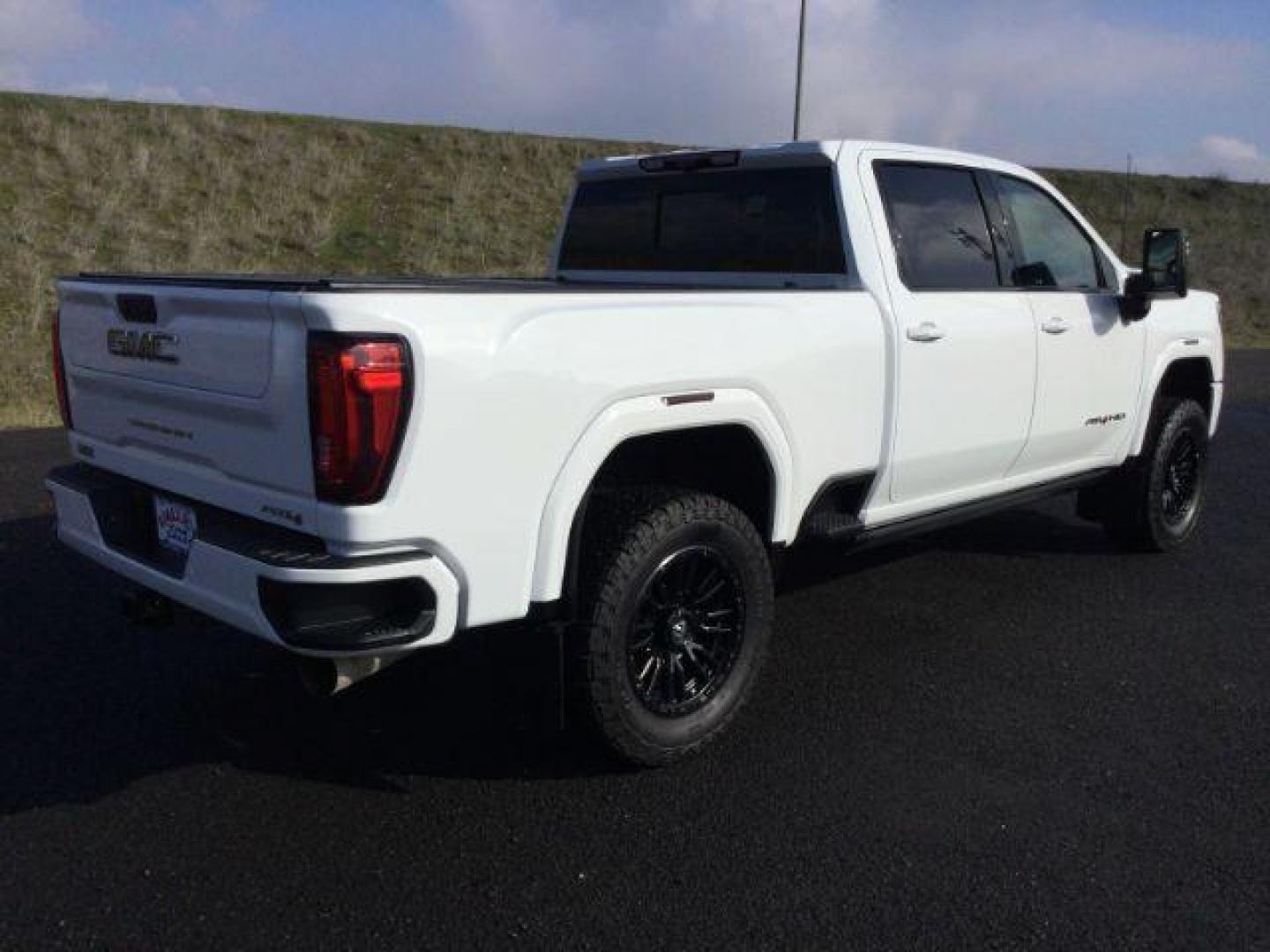 2021 Summit White /Jet Black w/Kalahari Accents GMC Sierra 3500HD AT4 Crew Cab 4WD (1GT49VEY8MF) with an 6.6L V8 OHV 16 DIESEL engine, 10-speed automatic transmission, located at 1801 Main Street, Lewiston, 83501, (208) 743-9371, 46.417065, -117.004799 - Photo#17