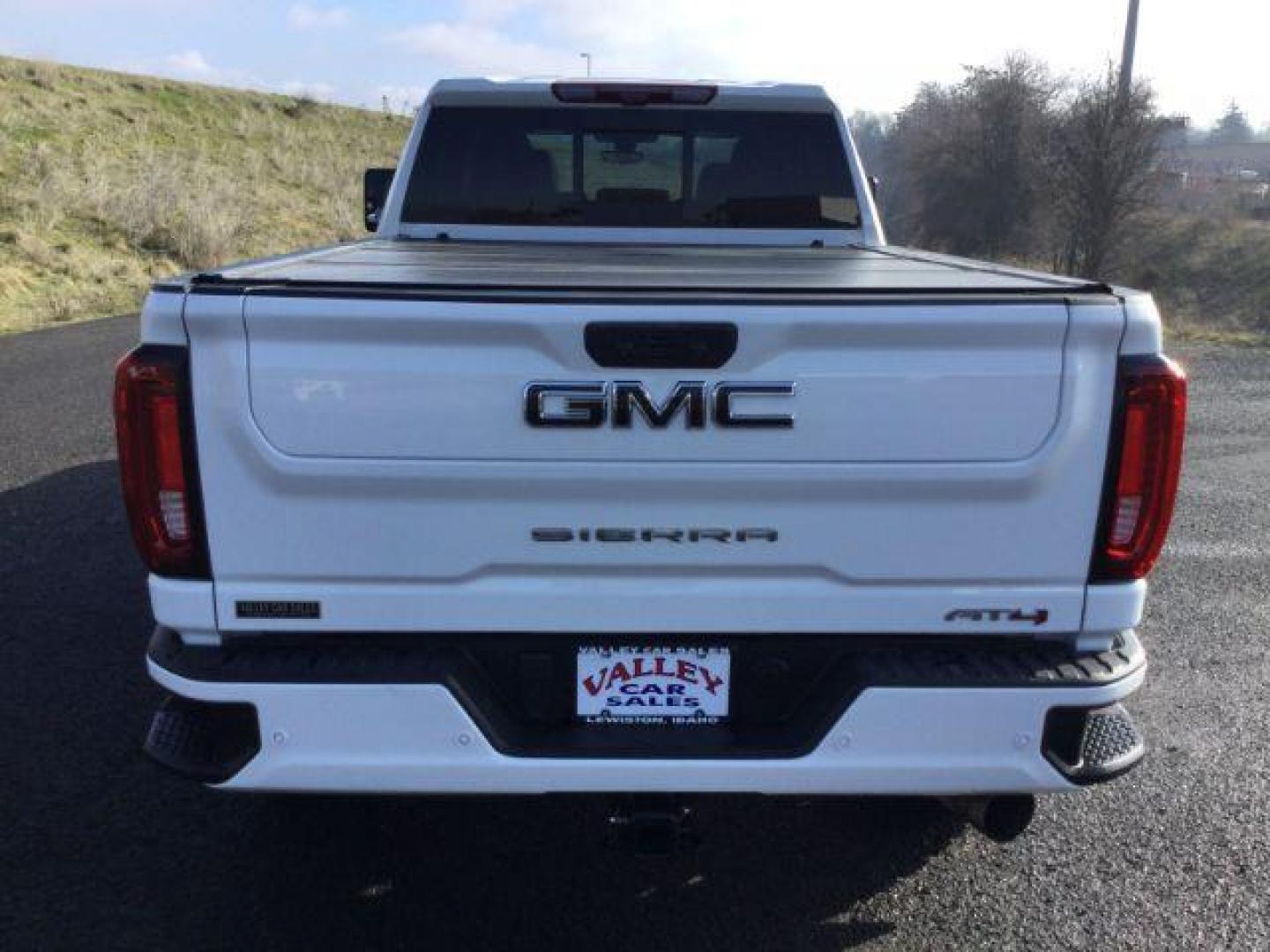 2021 Summit White /Jet Black w/Kalahari Accents GMC Sierra 3500HD AT4 Crew Cab 4WD (1GT49VEY8MF) with an 6.6L V8 OHV 16 DIESEL engine, 10-speed automatic transmission, located at 1801 Main Street, Lewiston, 83501, (208) 743-9371, 46.417065, -117.004799 - Photo#23