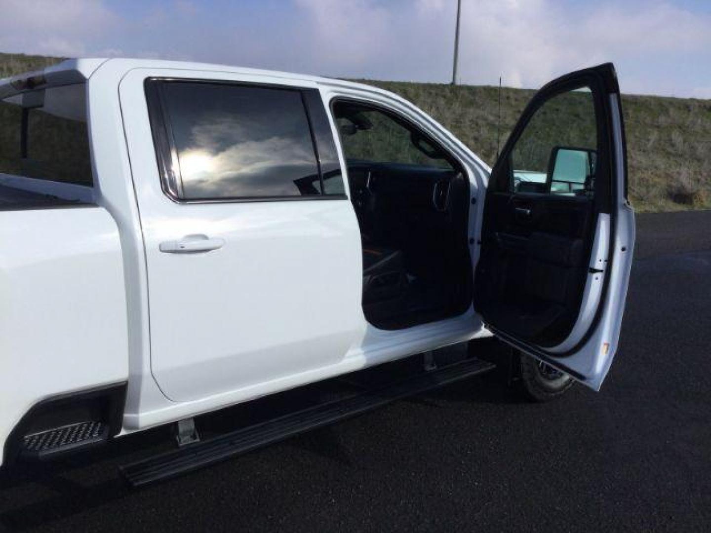 2021 Summit White /Jet Black w/Kalahari Accents GMC Sierra 3500HD AT4 Crew Cab 4WD (1GT49VEY8MF) with an 6.6L V8 OHV 16 DIESEL engine, 10-speed automatic transmission, located at 1801 Main Street, Lewiston, 83501, (208) 743-9371, 46.417065, -117.004799 - Photo#26