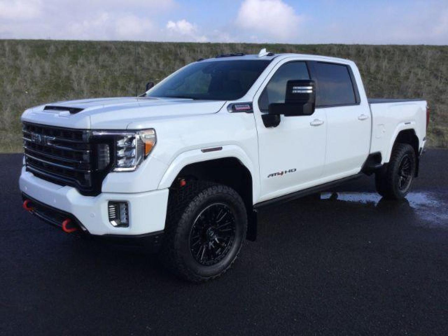 2021 Summit White /Jet Black w/Kalahari Accents GMC Sierra 3500HD AT4 Crew Cab 4WD (1GT49VEY8MF) with an 6.6L V8 OHV 16 DIESEL engine, 10-speed automatic transmission, located at 1801 Main Street, Lewiston, 83501, (208) 743-9371, 46.417065, -117.004799 - Photo#28