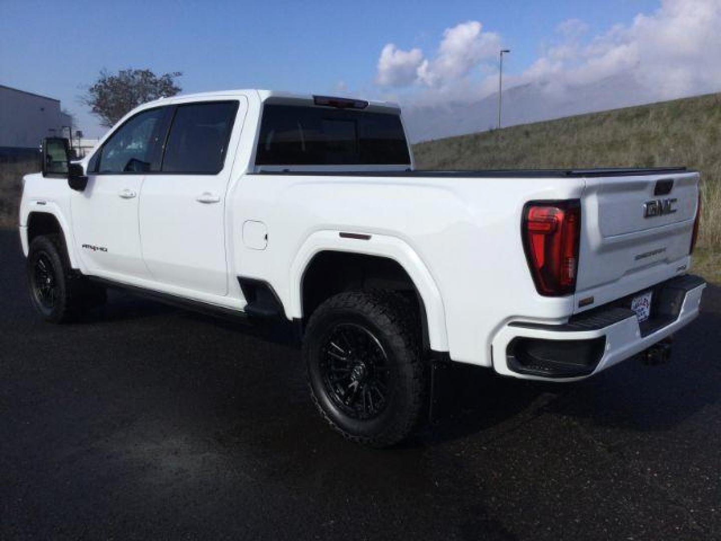 2021 Summit White /Jet Black w/Kalahari Accents GMC Sierra 3500HD AT4 Crew Cab 4WD (1GT49VEY8MF) with an 6.6L V8 OHV 16 DIESEL engine, 10-speed automatic transmission, located at 1801 Main Street, Lewiston, 83501, (208) 743-9371, 46.417065, -117.004799 - Photo#2