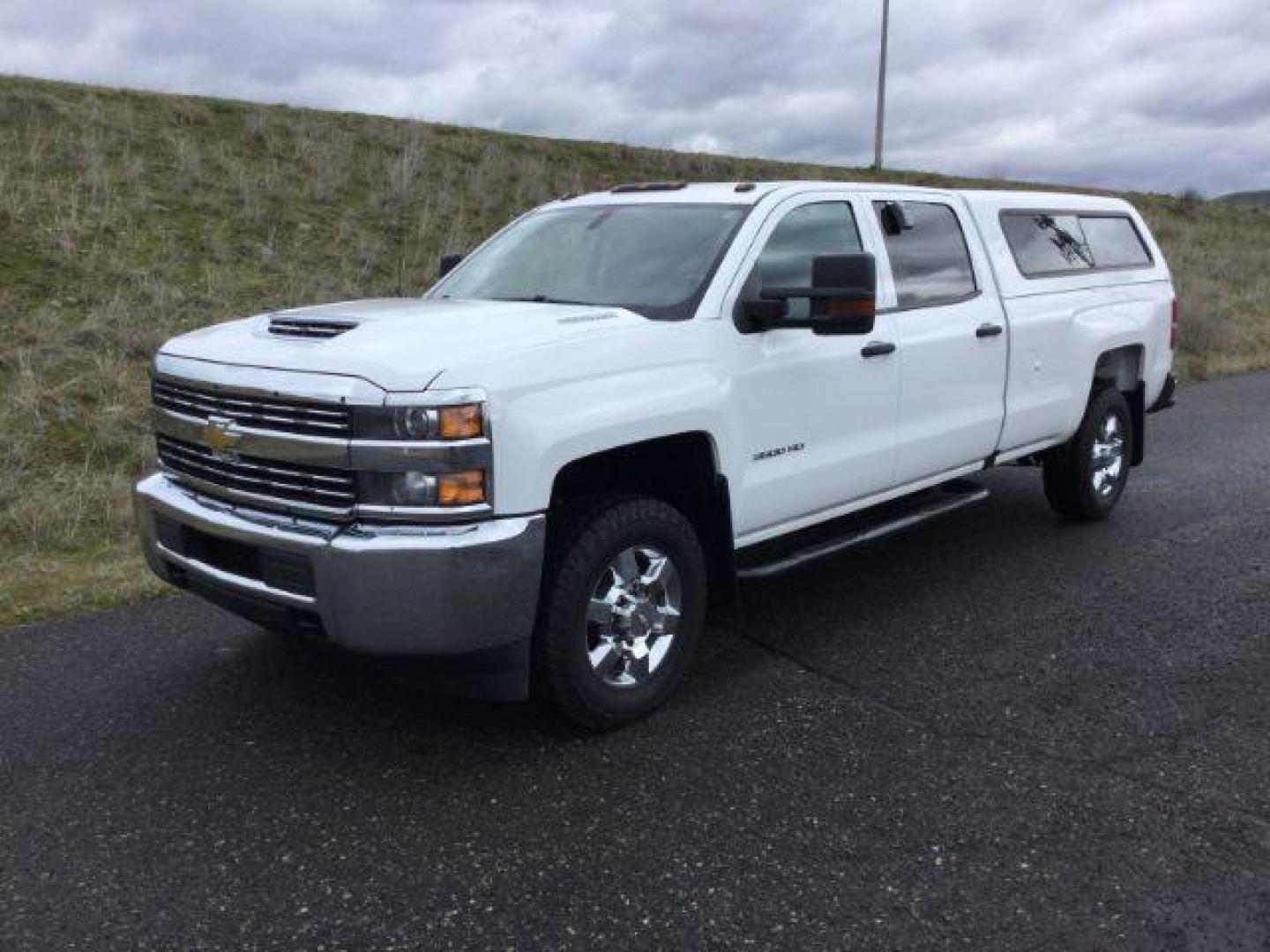 2018 Summit White /BLACK CLOTH Chevrolet Silverado 3500HD Crew Cab Long Box 4WD (1GC4KYEY5JF) with an 6.6L V8 Duramax engine, 6-Speed Automatic transmission, located at 1801 Main Street, Lewiston, 83501, (208) 743-9371, 46.417065, -117.004799 - Photo#0