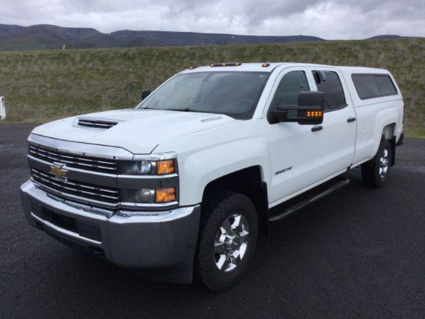 2018 Summit White /BLACK CLOTH Chevrolet Silverado 3500HD Crew Cab Long Box 4WD (1GC4KYEY5JF) with an 6.6L V8 Duramax engine, 6-Speed Automatic transmission, located at 1801 Main Street, Lewiston, 83501, (208) 743-9371, 46.417065, -117.004799 - Photo#10