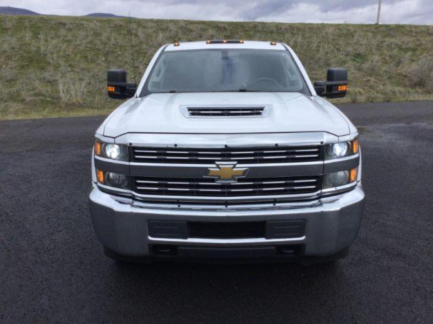 2018 Summit White /BLACK CLOTH Chevrolet Silverado 3500HD Crew Cab Long Box 4WD (1GC4KYEY5JF) with an 6.6L V8 Duramax engine, 6-Speed Automatic transmission, located at 1801 Main Street, Lewiston, 83501, (208) 743-9371, 46.417065, -117.004799 - Photo#11