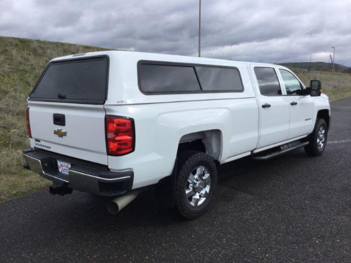 2018 Summit White /BLACK CLOTH Chevrolet Silverado 3500HD Crew Cab Long Box 4WD (1GC4KYEY5JF) with an 6.6L V8 Duramax engine, 6-Speed Automatic transmission, located at 1801 Main Street, Lewiston, 83501, (208) 743-9371, 46.417065, -117.004799 - Photo#17