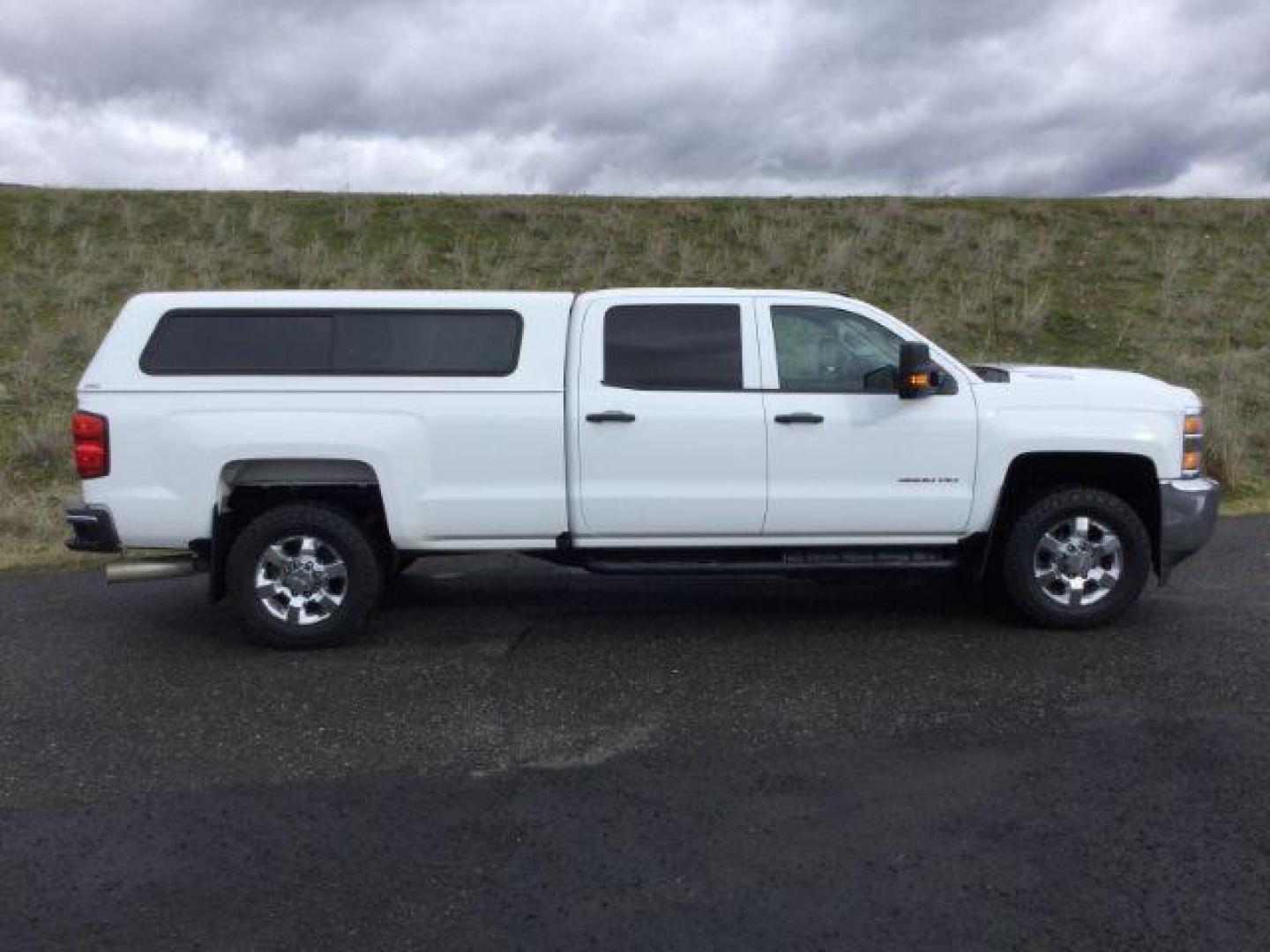 2018 Summit White /BLACK CLOTH Chevrolet Silverado 3500HD Crew Cab Long Box 4WD (1GC4KYEY5JF) with an 6.6L V8 Duramax engine, 6-Speed Automatic transmission, located at 1801 Main Street, Lewiston, 83501, (208) 743-9371, 46.417065, -117.004799 - Photo#18