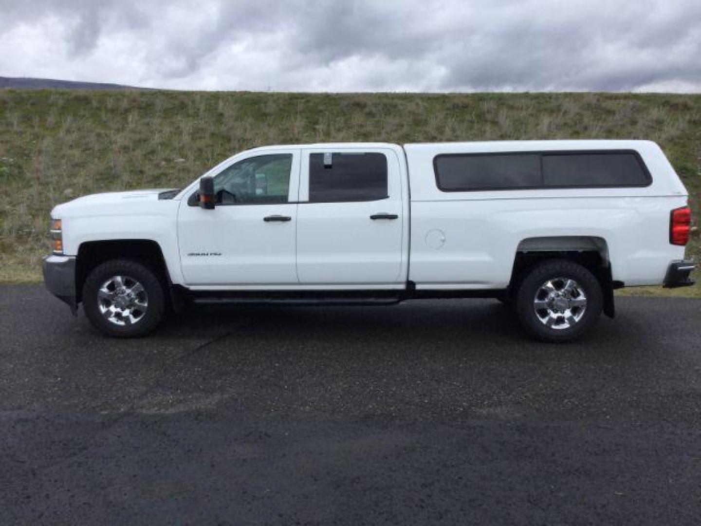 2018 Summit White /BLACK CLOTH Chevrolet Silverado 3500HD Crew Cab Long Box 4WD (1GC4KYEY5JF) with an 6.6L V8 Duramax engine, 6-Speed Automatic transmission, located at 1801 Main Street, Lewiston, 83501, (208) 743-9371, 46.417065, -117.004799 - Photo#1