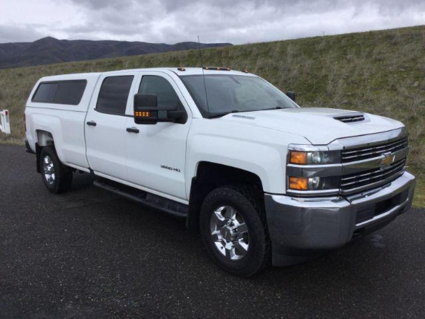 2018 Summit White /BLACK CLOTH Chevrolet Silverado 3500HD Crew Cab Long Box 4WD (1GC4KYEY5JF) with an 6.6L V8 Duramax engine, 6-Speed Automatic transmission, located at 1801 Main Street, Lewiston, 83501, (208) 743-9371, 46.417065, -117.004799 - Photo#19