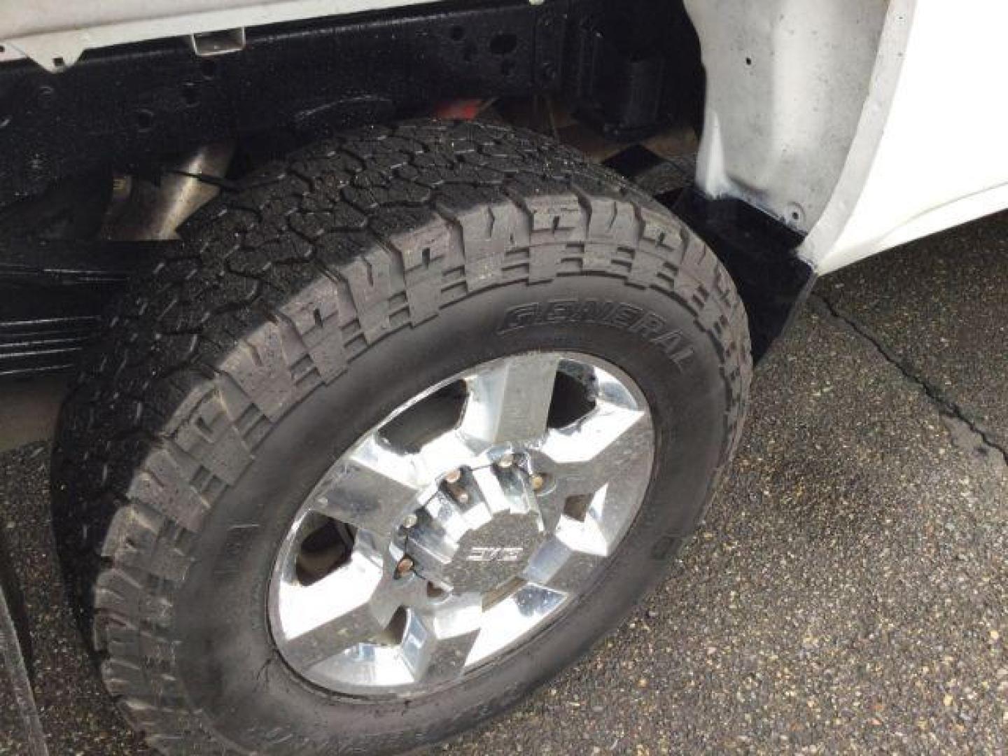 2018 Summit White /BLACK CLOTH Chevrolet Silverado 3500HD Crew Cab Long Box 4WD (1GC4KYEY5JF) with an 6.6L V8 Duramax engine, 6-Speed Automatic transmission, located at 1801 Main Street, Lewiston, 83501, (208) 743-9371, 46.417065, -117.004799 - Photo#23