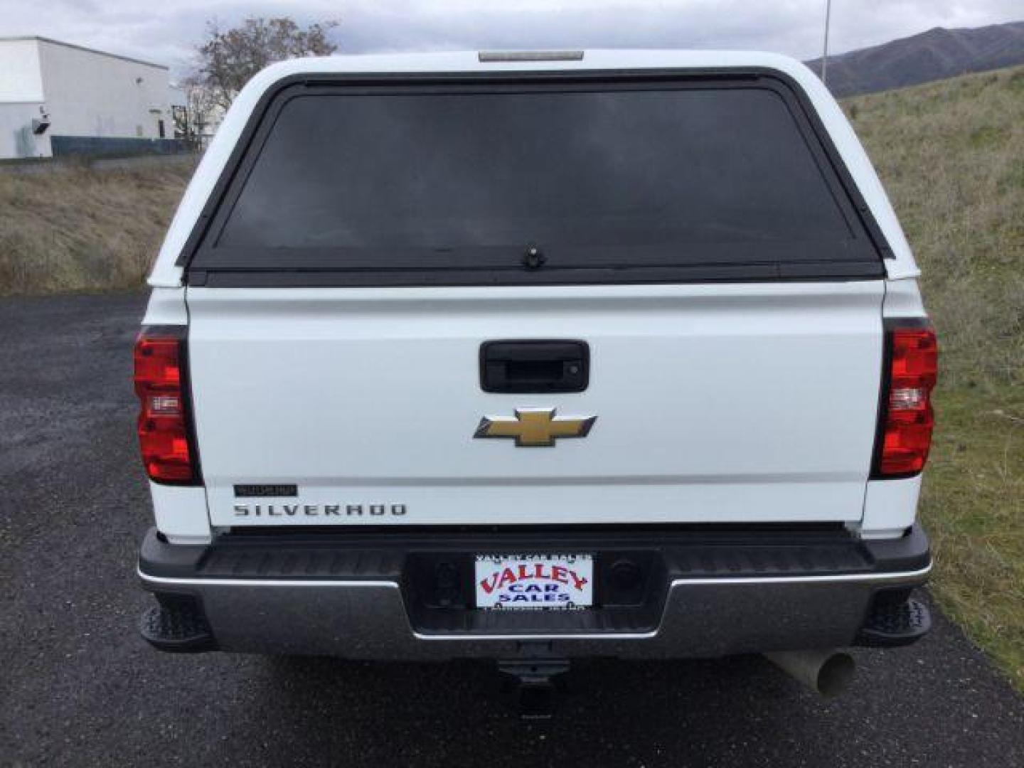 2018 Summit White /BLACK CLOTH Chevrolet Silverado 3500HD Crew Cab Long Box 4WD (1GC4KYEY5JF) with an 6.6L V8 Duramax engine, 6-Speed Automatic transmission, located at 1801 Main Street, Lewiston, 83501, (208) 743-9371, 46.417065, -117.004799 - Photo#6