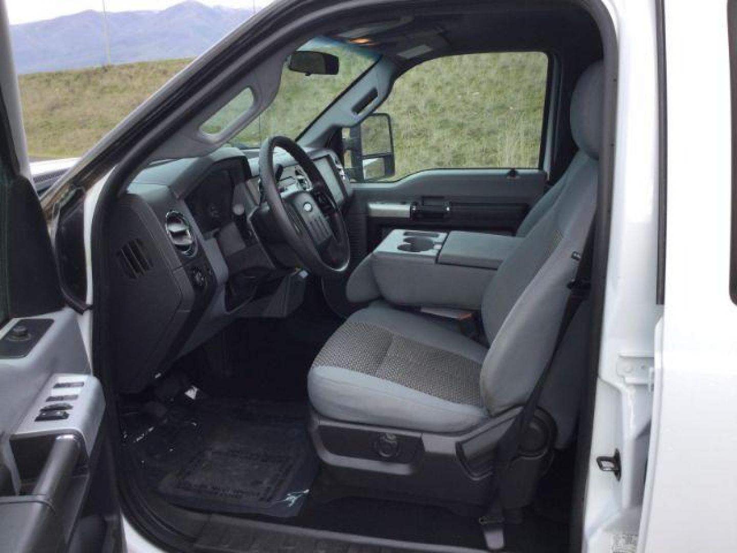 2013 Oxford White /Steel Cloth Interior Ford F-250 SD XLT Crew Cab 4WD (1FT7W2B6XDE) with an 6.2L V8 OHV 16V engine, 6-Speed Automatic transmission, located at 1801 Main Street, Lewiston, 83501, (208) 743-9371, 46.417065, -117.004799 - Photo#11