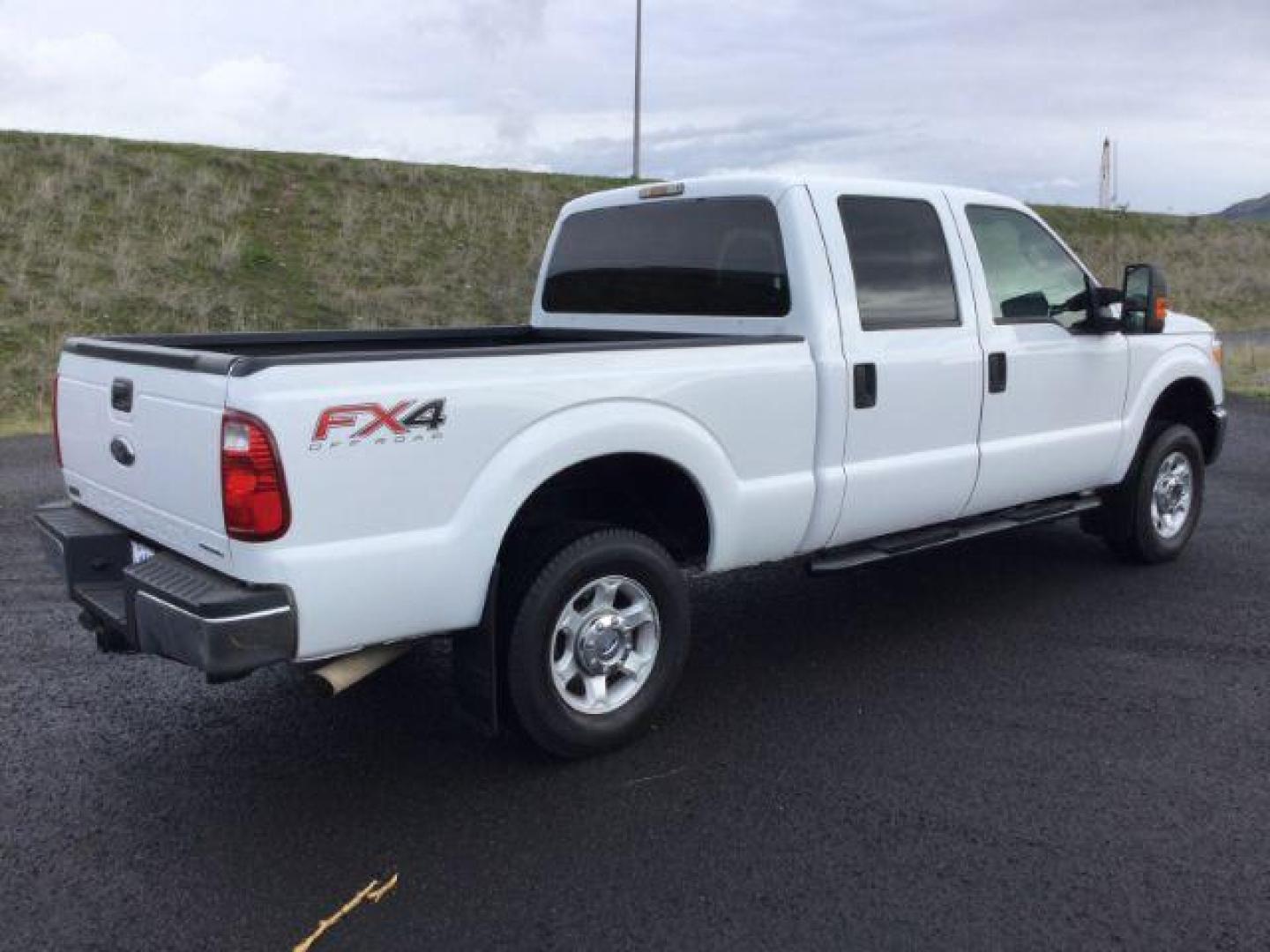 2013 Oxford White /Steel Cloth Interior Ford F-250 SD XLT Crew Cab 4WD (1FT7W2B6XDE) with an 6.2L V8 OHV 16V engine, 6-Speed Automatic transmission, located at 1801 Main Street, Lewiston, 83501, (208) 743-9371, 46.417065, -117.004799 - Photo#16