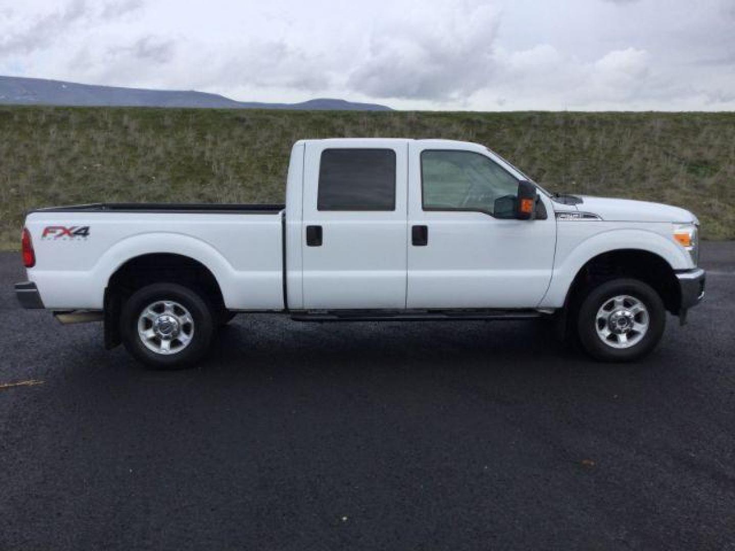 2013 Oxford White /Steel Cloth Interior Ford F-250 SD XLT Crew Cab 4WD (1FT7W2B6XDE) with an 6.2L V8 OHV 16V engine, 6-Speed Automatic transmission, located at 1801 Main Street, Lewiston, 83501, (208) 743-9371, 46.417065, -117.004799 - Photo#17