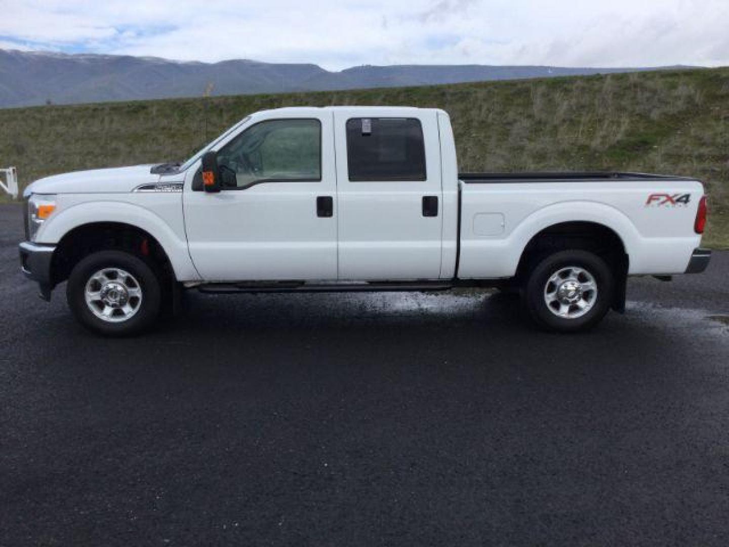 2013 Oxford White /Steel Cloth Interior Ford F-250 SD XLT Crew Cab 4WD (1FT7W2B6XDE) with an 6.2L V8 OHV 16V engine, 6-Speed Automatic transmission, located at 1801 Main Street, Lewiston, 83501, (208) 743-9371, 46.417065, -117.004799 - Photo#1