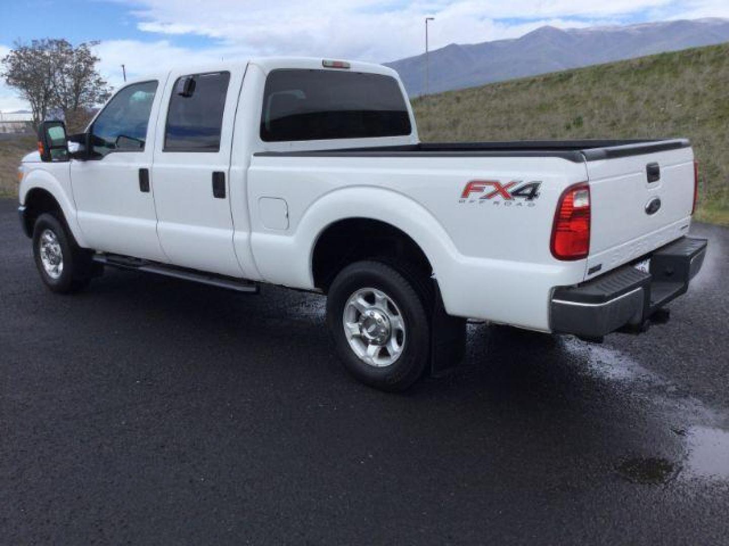 2013 Oxford White /Steel Cloth Interior Ford F-250 SD XLT Crew Cab 4WD (1FT7W2B6XDE) with an 6.2L V8 OHV 16V engine, 6-Speed Automatic transmission, located at 1801 Main Street, Lewiston, 83501, (208) 743-9371, 46.417065, -117.004799 - Photo#2