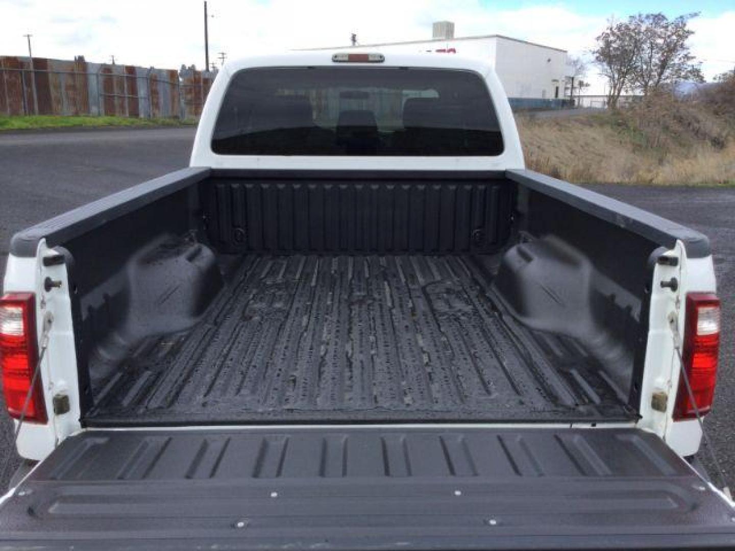 2013 Oxford White /Steel Cloth Interior Ford F-250 SD XLT Crew Cab 4WD (1FT7W2B6XDE) with an 6.2L V8 OHV 16V engine, 6-Speed Automatic transmission, located at 1801 Main Street, Lewiston, 83501, (208) 743-9371, 46.417065, -117.004799 - Photo#5