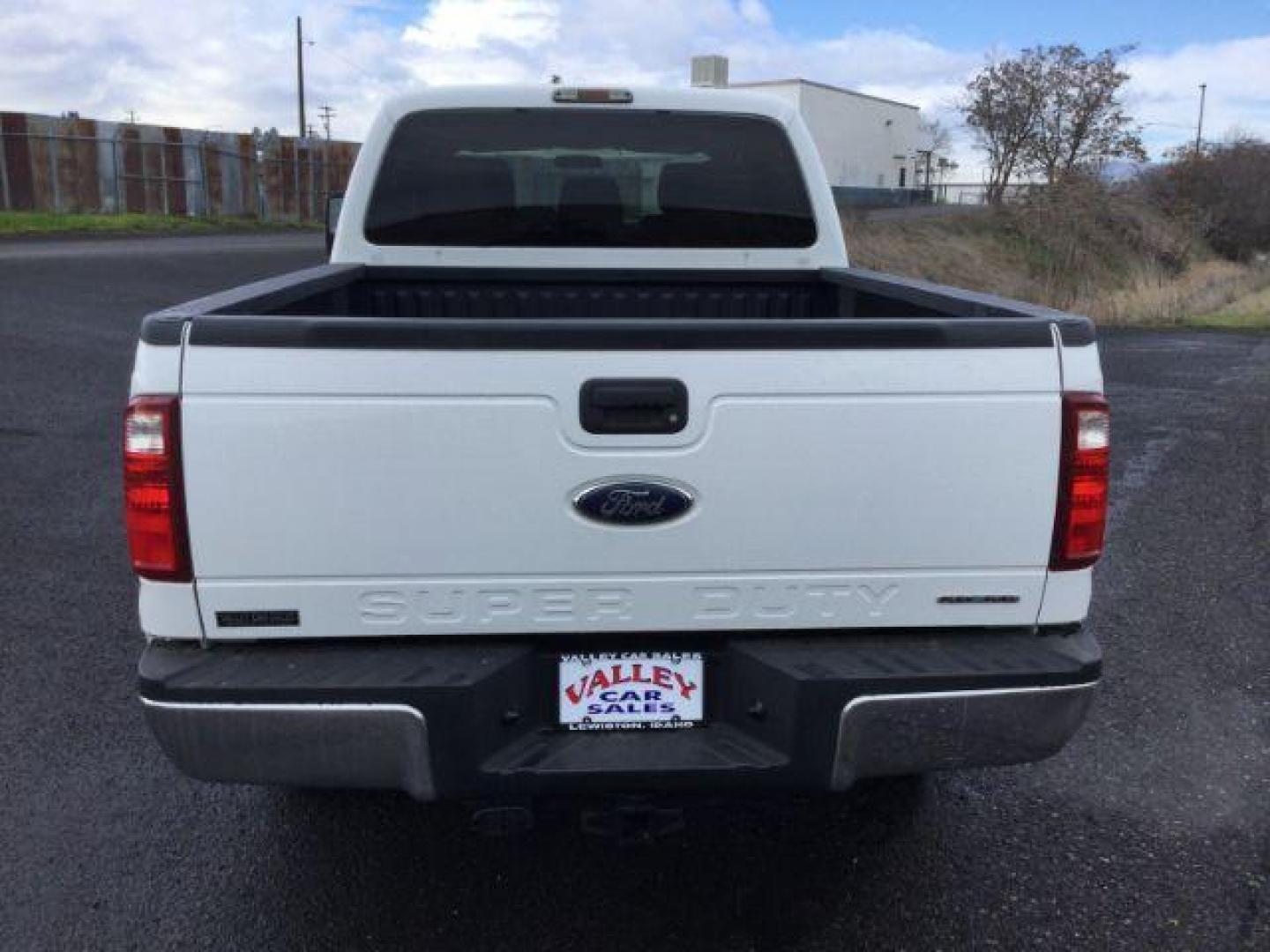 2013 Oxford White /Steel Cloth Interior Ford F-250 SD XLT Crew Cab 4WD (1FT7W2B6XDE) with an 6.2L V8 OHV 16V engine, 6-Speed Automatic transmission, located at 1801 Main Street, Lewiston, 83501, (208) 743-9371, 46.417065, -117.004799 - Photo#6