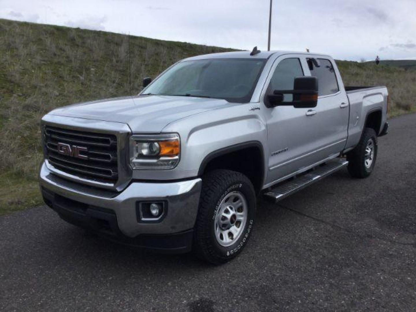 2018 Quicksilver Metallic /Jet Black, cloth GMC Sierra 2500HD SLE Crew Cab 4WD (1GT12SEG1JF) with an 6.0L V8 OHV 16V FFV engine, 6-Speed Automatic transmission, located at 1801 Main Street, Lewiston, 83501, (208) 743-9371, 46.417065, -117.004799 - Photo#0