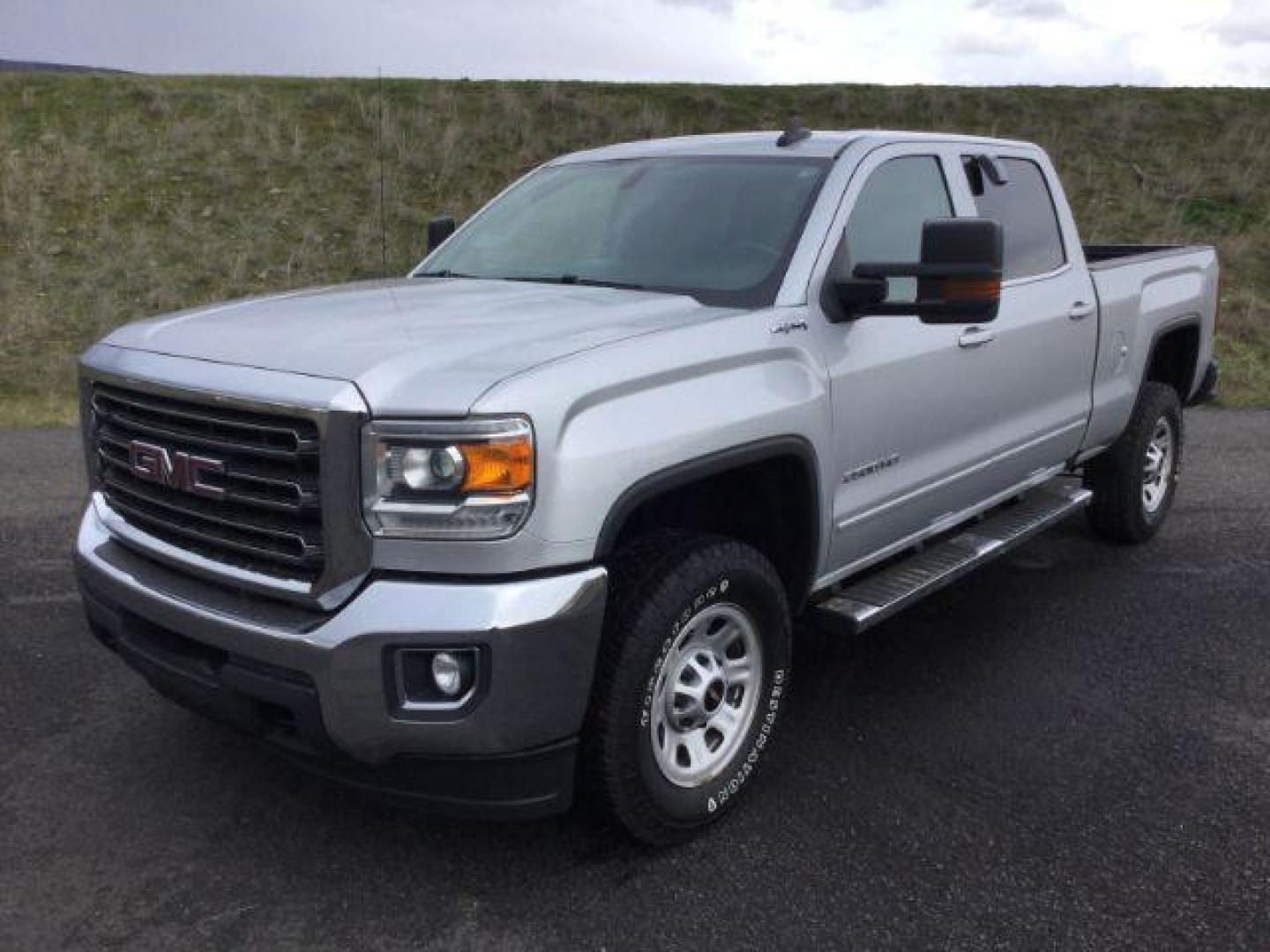 2018 Quicksilver Metallic /Jet Black, cloth GMC Sierra 2500HD SLE Crew Cab 4WD (1GT12SEG1JF) with an 6.0L V8 OHV 16V FFV engine, 6-Speed Automatic transmission, located at 1801 Main Street, Lewiston, 83501, (208) 743-9371, 46.417065, -117.004799 - Photo#11