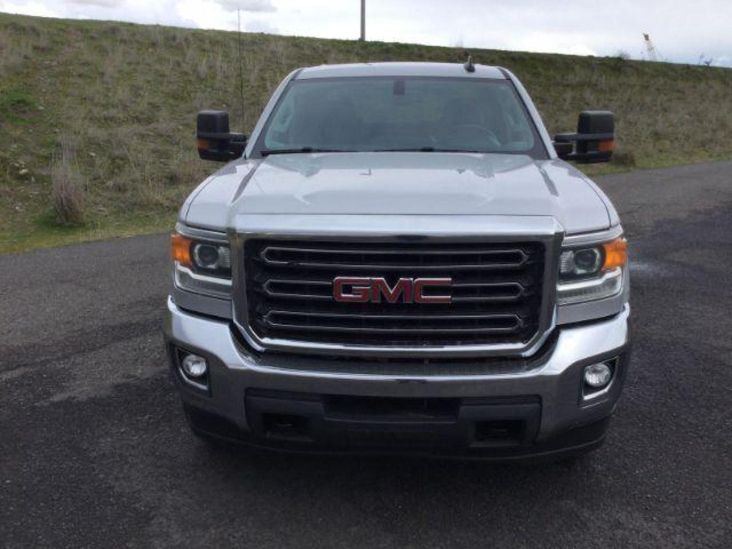 2018 Quicksilver Metallic /Jet Black, cloth GMC Sierra 2500HD SLE Crew Cab 4WD (1GT12SEG1JF) with an 6.0L V8 OHV 16V FFV engine, 6-Speed Automatic transmission, located at 1801 Main Street, Lewiston, 83501, (208) 743-9371, 46.417065, -117.004799 - Photo#12