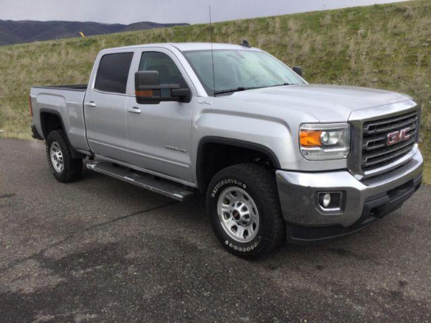 2018 Quicksilver Metallic /Jet Black, cloth GMC Sierra 2500HD SLE Crew Cab 4WD (1GT12SEG1JF) with an 6.0L V8 OHV 16V FFV engine, 6-Speed Automatic transmission, located at 1801 Main Street, Lewiston, 83501, (208) 743-9371, 46.417065, -117.004799 - Photo#15