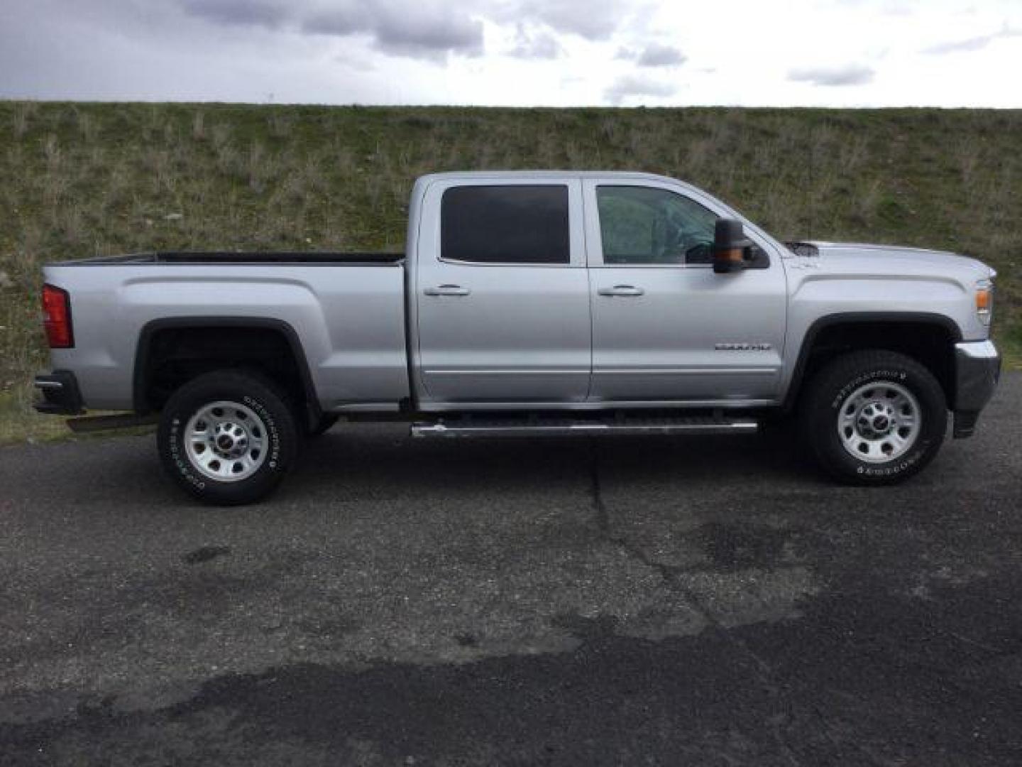 2018 Quicksilver Metallic /Jet Black, cloth GMC Sierra 2500HD SLE Crew Cab 4WD (1GT12SEG1JF) with an 6.0L V8 OHV 16V FFV engine, 6-Speed Automatic transmission, located at 1801 Main Street, Lewiston, 83501, (208) 743-9371, 46.417065, -117.004799 - Photo#16