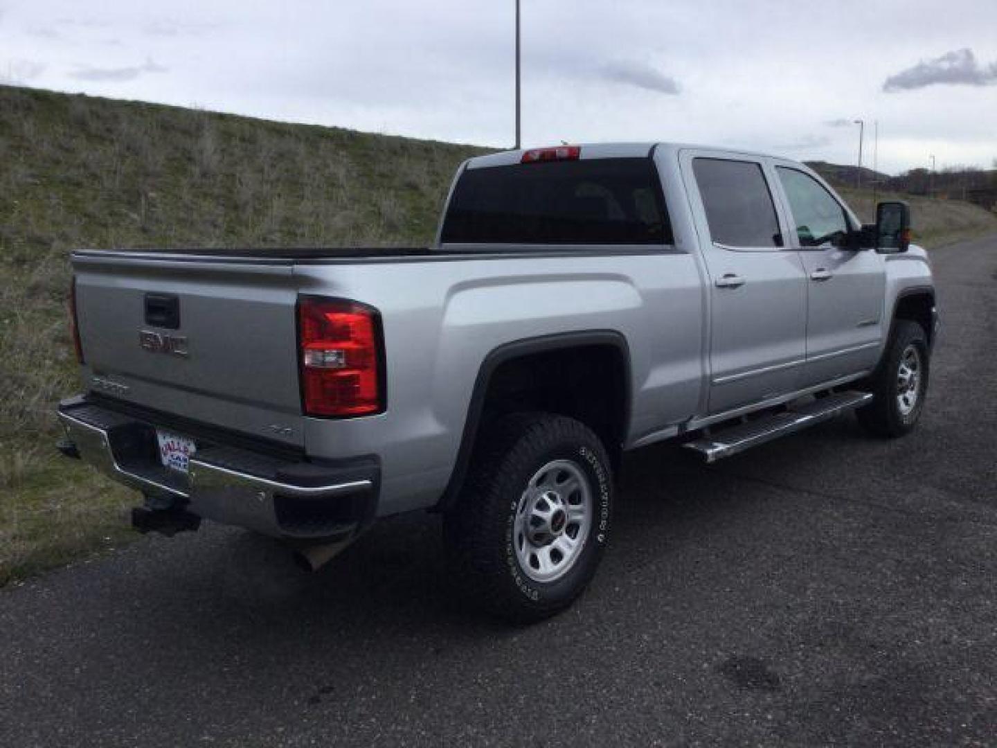 2018 Quicksilver Metallic /Jet Black, cloth GMC Sierra 2500HD SLE Crew Cab 4WD (1GT12SEG1JF) with an 6.0L V8 OHV 16V FFV engine, 6-Speed Automatic transmission, located at 1801 Main Street, Lewiston, 83501, (208) 743-9371, 46.417065, -117.004799 - Photo#17