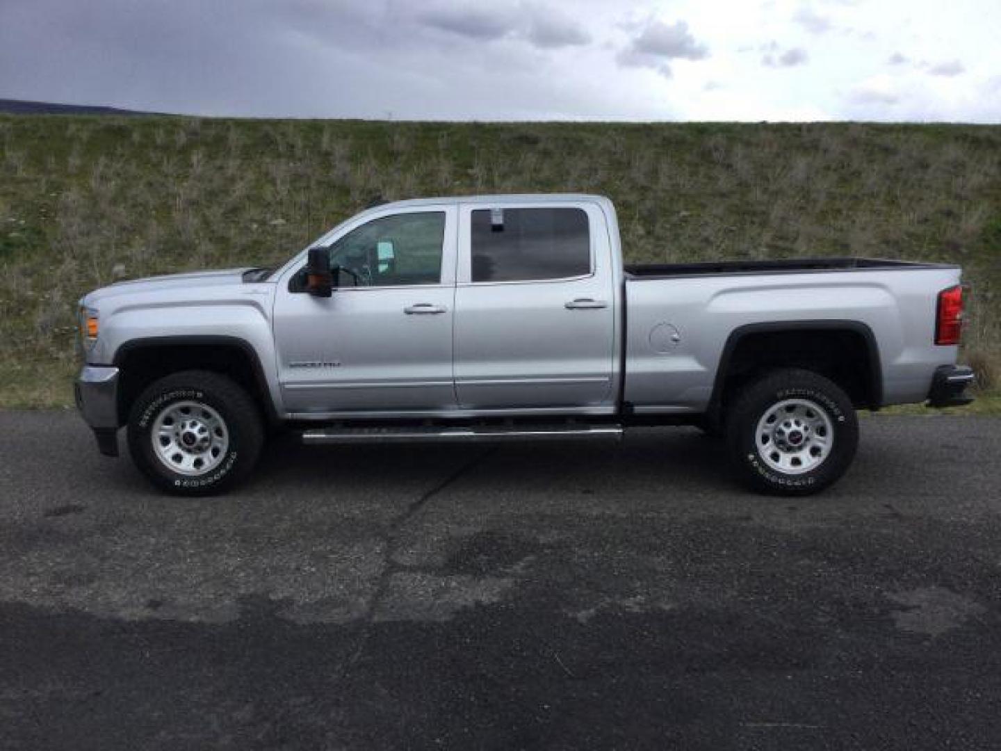 2018 Quicksilver Metallic /Jet Black, cloth GMC Sierra 2500HD SLE Crew Cab 4WD (1GT12SEG1JF) with an 6.0L V8 OHV 16V FFV engine, 6-Speed Automatic transmission, located at 1801 Main Street, Lewiston, 83501, (208) 743-9371, 46.417065, -117.004799 - Photo#1