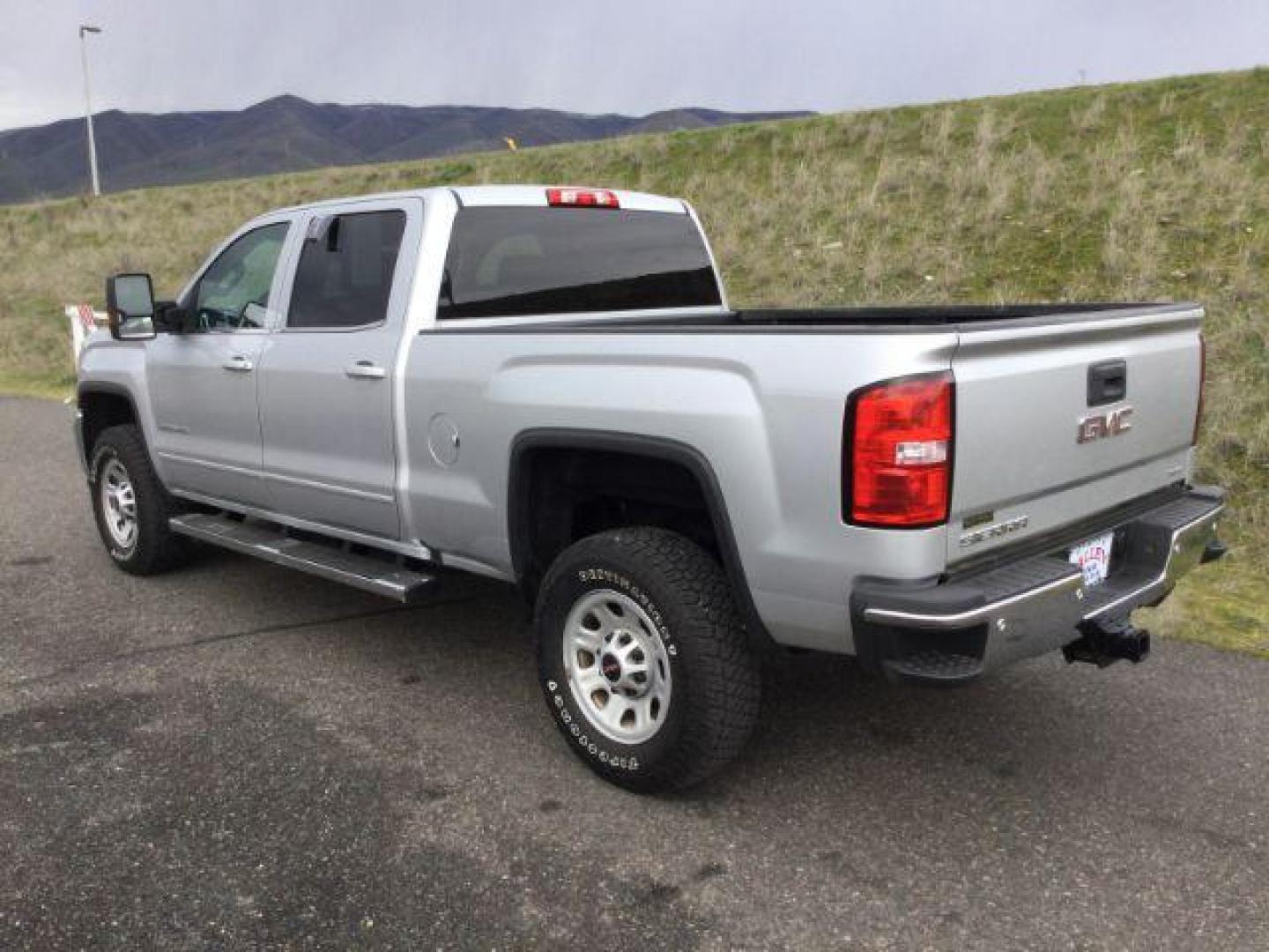 2018 Quicksilver Metallic /Jet Black, cloth GMC Sierra 2500HD SLE Crew Cab 4WD (1GT12SEG1JF) with an 6.0L V8 OHV 16V FFV engine, 6-Speed Automatic transmission, located at 1801 Main Street, Lewiston, 83501, (208) 743-9371, 46.417065, -117.004799 - Photo#2