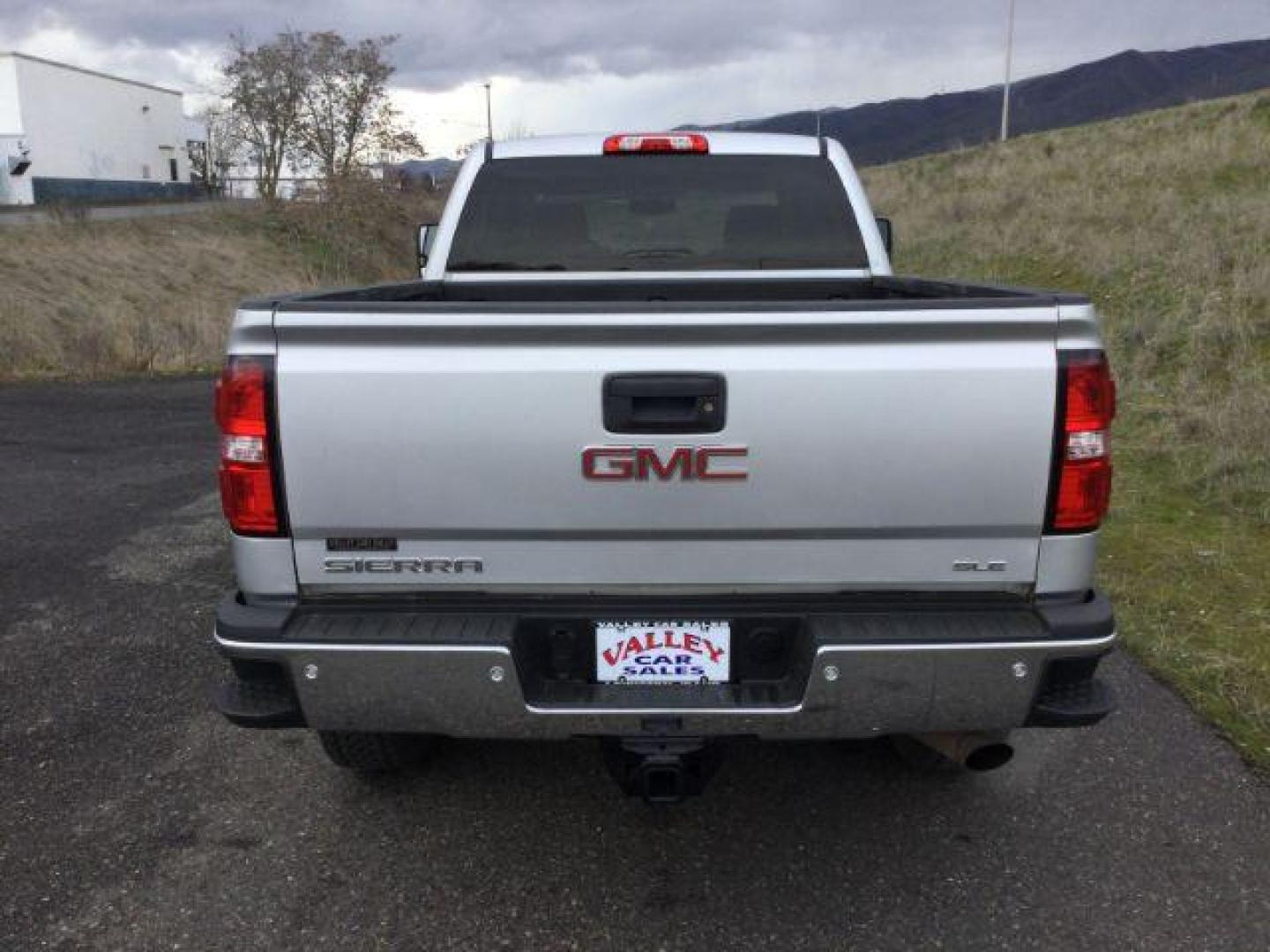 2018 Quicksilver Metallic /Jet Black, cloth GMC Sierra 2500HD SLE Crew Cab 4WD (1GT12SEG1JF) with an 6.0L V8 OHV 16V FFV engine, 6-Speed Automatic transmission, located at 1801 Main Street, Lewiston, 83501, (208) 743-9371, 46.417065, -117.004799 - Photo#7