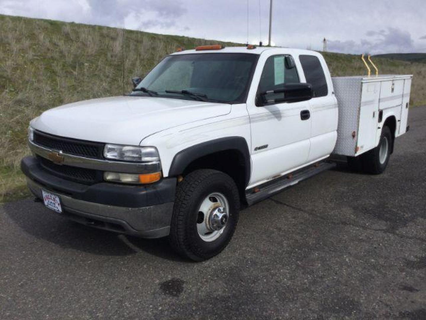 2001 Summit White /Graphite Cloth Chevrolet Silverado 3500 Ext. Cab 4WD (1GCJK39G61E) with an 8.1L V8 OHV 16V engine, 5-Speed Automatic transmission, located at 1801 Main Street, Lewiston, 83501, (208) 743-9371, 46.417065, -117.004799 - Photo#0