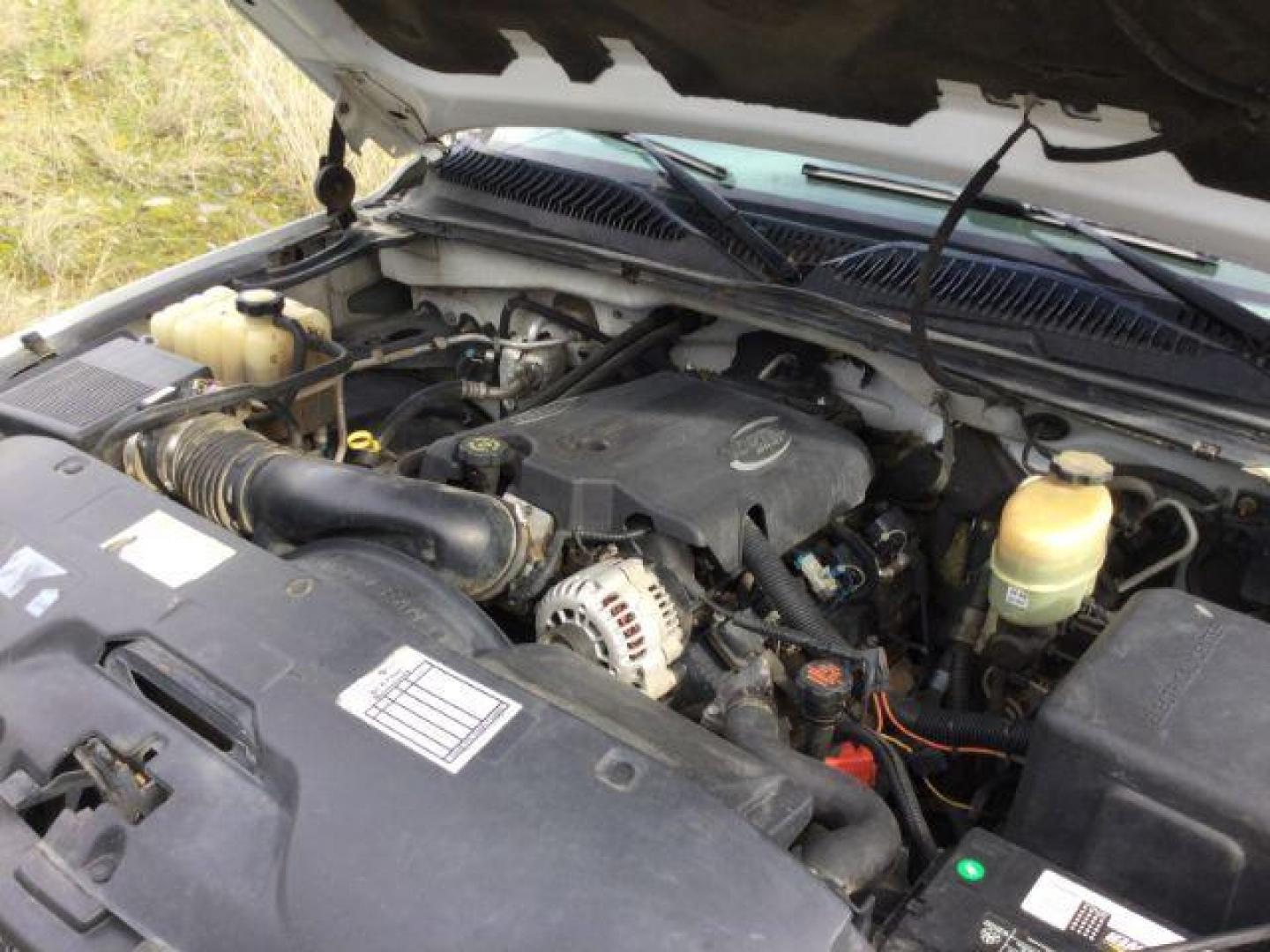 2001 Summit White /Graphite Cloth Chevrolet Silverado 3500 Ext. Cab 4WD (1GCJK39G61E) with an 8.1L V8 OHV 16V engine, 5-Speed Automatic transmission, located at 1801 Main Street, Lewiston, 83501, (208) 743-9371, 46.417065, -117.004799 - Photo#9