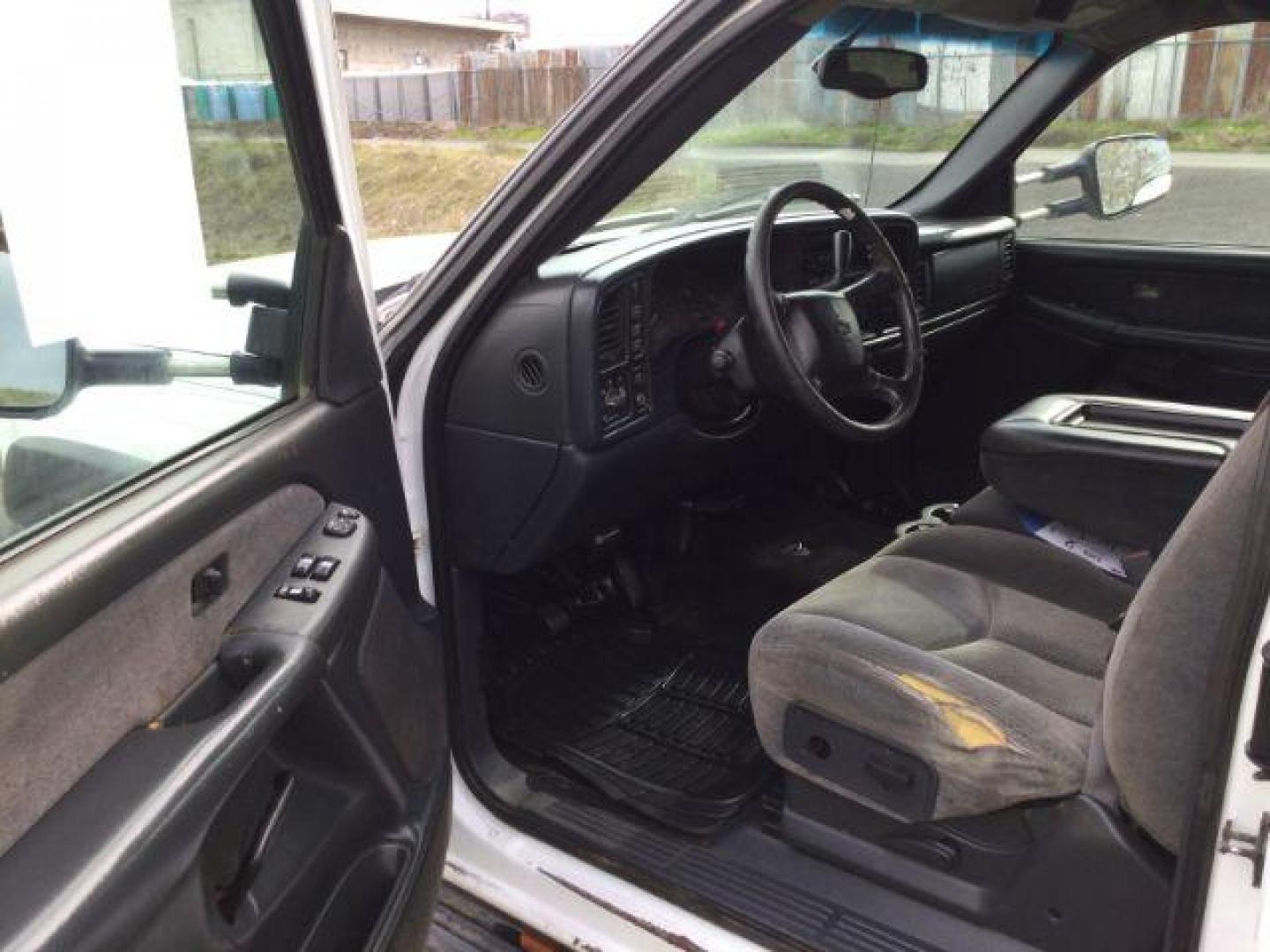 2001 Summit White /Graphite Cloth Chevrolet Silverado 3500 Ext. Cab 4WD (1GCJK39G61E) with an 8.1L V8 OHV 16V engine, 5-Speed Automatic transmission, located at 1801 Main Street, Lewiston, 83501, (208) 743-9371, 46.417065, -117.004799 - Photo#12