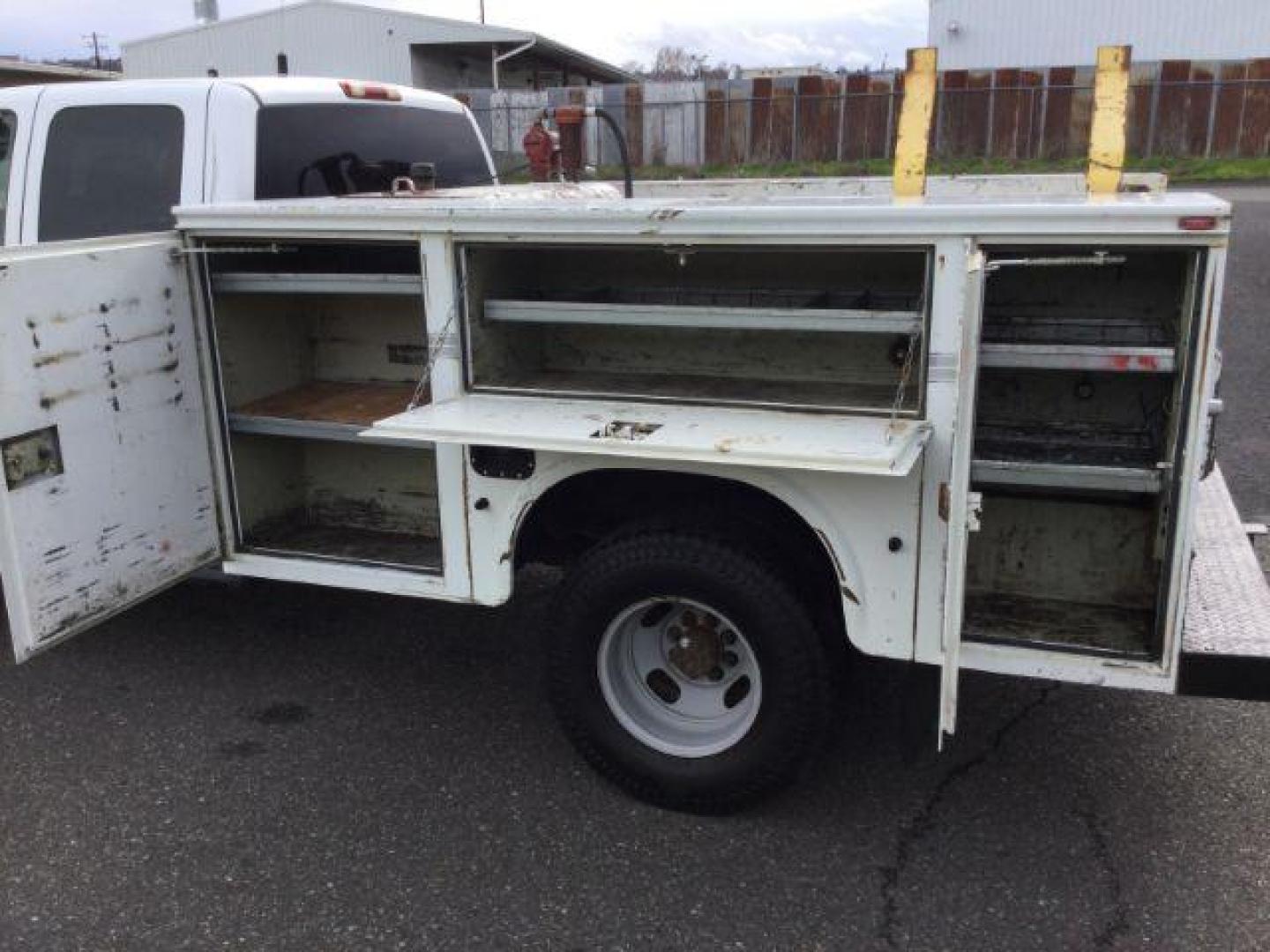 2001 Summit White /Graphite Cloth Chevrolet Silverado 3500 Ext. Cab 4WD (1GCJK39G61E) with an 8.1L V8 OHV 16V engine, 5-Speed Automatic transmission, located at 1801 Main Street, Lewiston, 83501, (208) 743-9371, 46.417065, -117.004799 - Photo#13