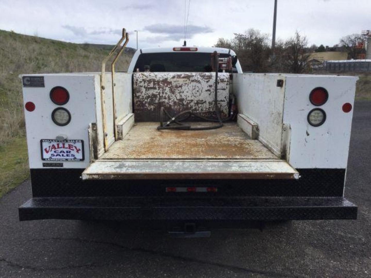 2001 Summit White /Graphite Cloth Chevrolet Silverado 3500 Ext. Cab 4WD (1GCJK39G61E) with an 8.1L V8 OHV 16V engine, 5-Speed Automatic transmission, located at 1801 Main Street, Lewiston, 83501, (208) 743-9371, 46.417065, -117.004799 - Photo#14