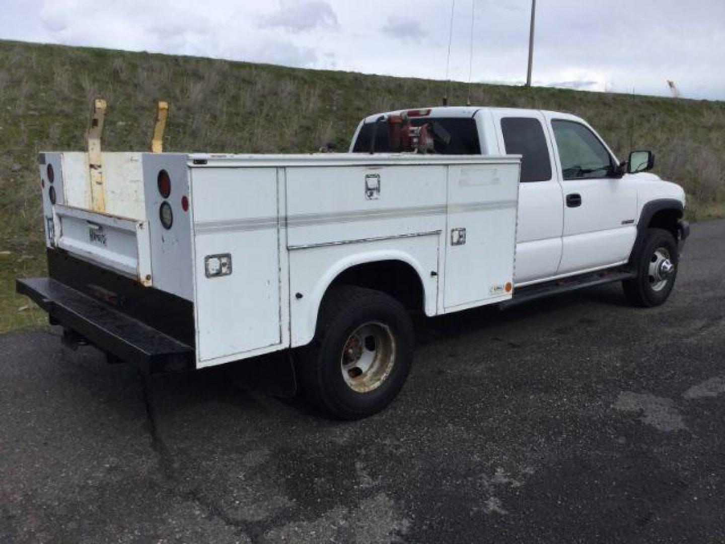 2001 Summit White /Graphite Cloth Chevrolet Silverado 3500 Ext. Cab 4WD (1GCJK39G61E) with an 8.1L V8 OHV 16V engine, 5-Speed Automatic transmission, located at 1801 Main Street, Lewiston, 83501, (208) 743-9371, 46.417065, -117.004799 - Photo#15