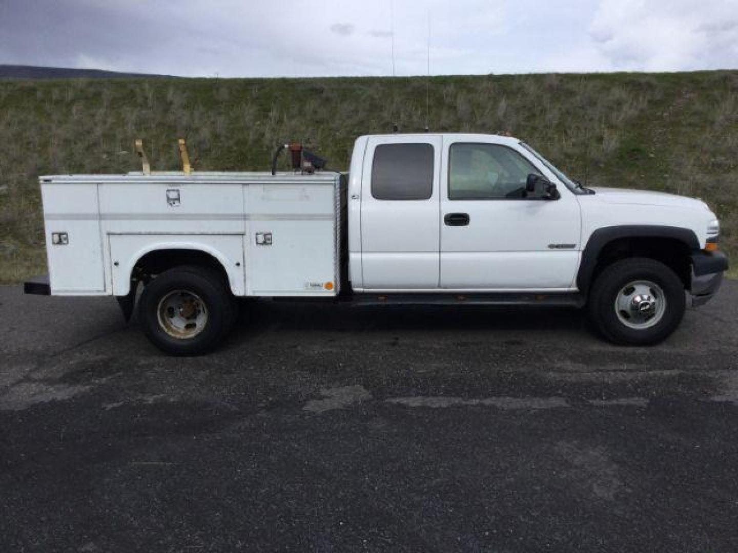 2001 Summit White /Graphite Cloth Chevrolet Silverado 3500 Ext. Cab 4WD (1GCJK39G61E) with an 8.1L V8 OHV 16V engine, 5-Speed Automatic transmission, located at 1801 Main Street, Lewiston, 83501, (208) 743-9371, 46.417065, -117.004799 - Photo#16