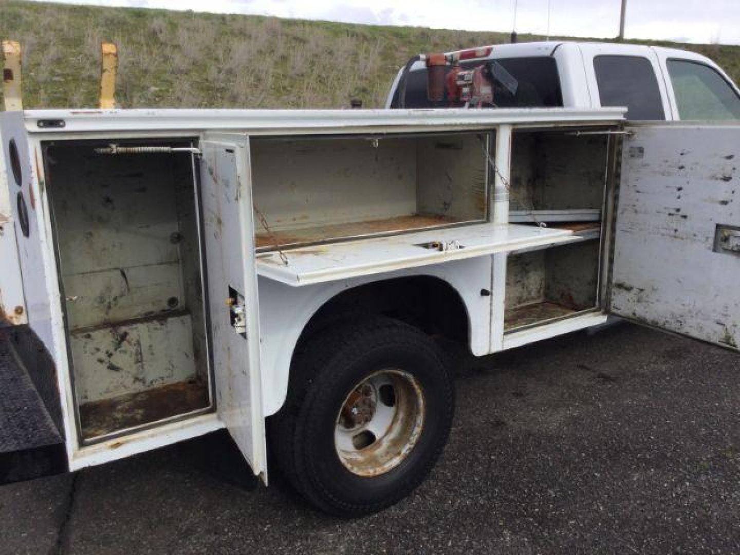 2001 Summit White /Graphite Cloth Chevrolet Silverado 3500 Ext. Cab 4WD (1GCJK39G61E) with an 8.1L V8 OHV 16V engine, 5-Speed Automatic transmission, located at 1801 Main Street, Lewiston, 83501, (208) 743-9371, 46.417065, -117.004799 - Photo#17