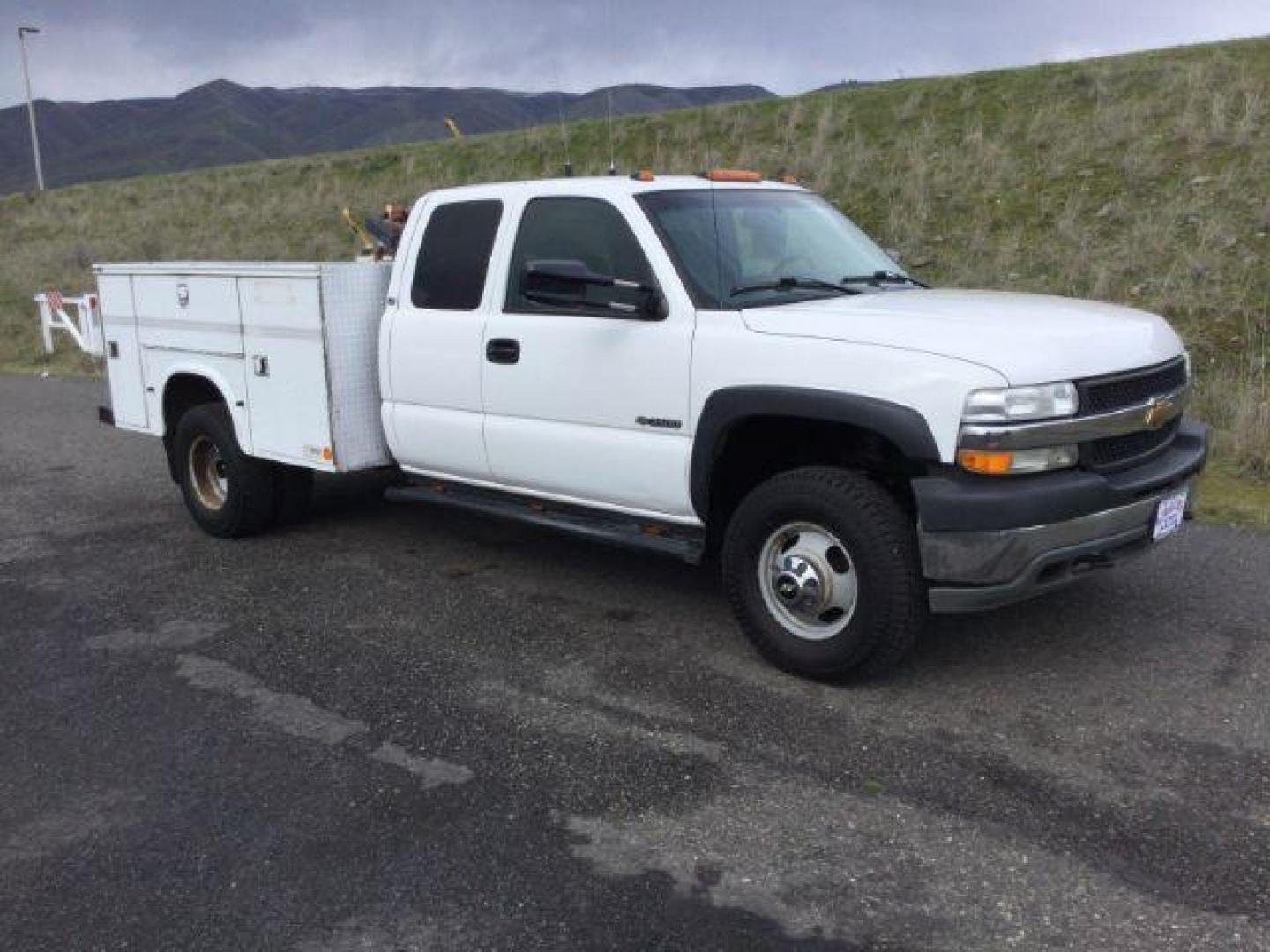 2001 Summit White /Graphite Cloth Chevrolet Silverado 3500 Ext. Cab 4WD (1GCJK39G61E) with an 8.1L V8 OHV 16V engine, 5-Speed Automatic transmission, located at 1801 Main Street, Lewiston, 83501, (208) 743-9371, 46.417065, -117.004799 - Photo#18