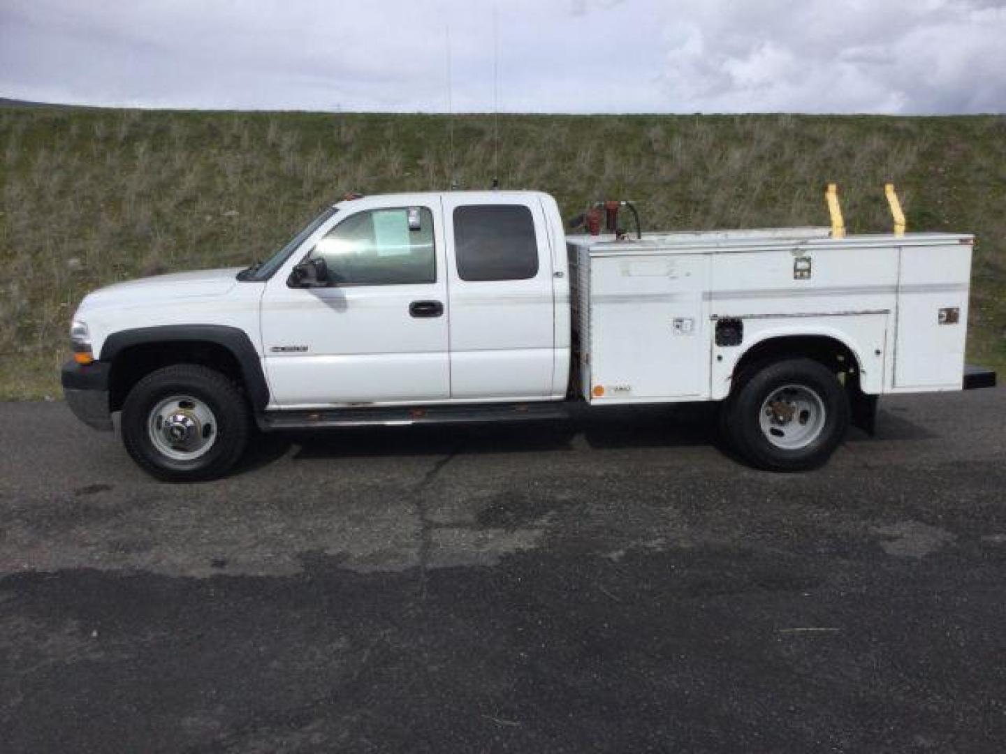 2001 Summit White /Graphite Cloth Chevrolet Silverado 3500 Ext. Cab 4WD (1GCJK39G61E) with an 8.1L V8 OHV 16V engine, 5-Speed Automatic transmission, located at 1801 Main Street, Lewiston, 83501, (208) 743-9371, 46.417065, -117.004799 - Photo#1