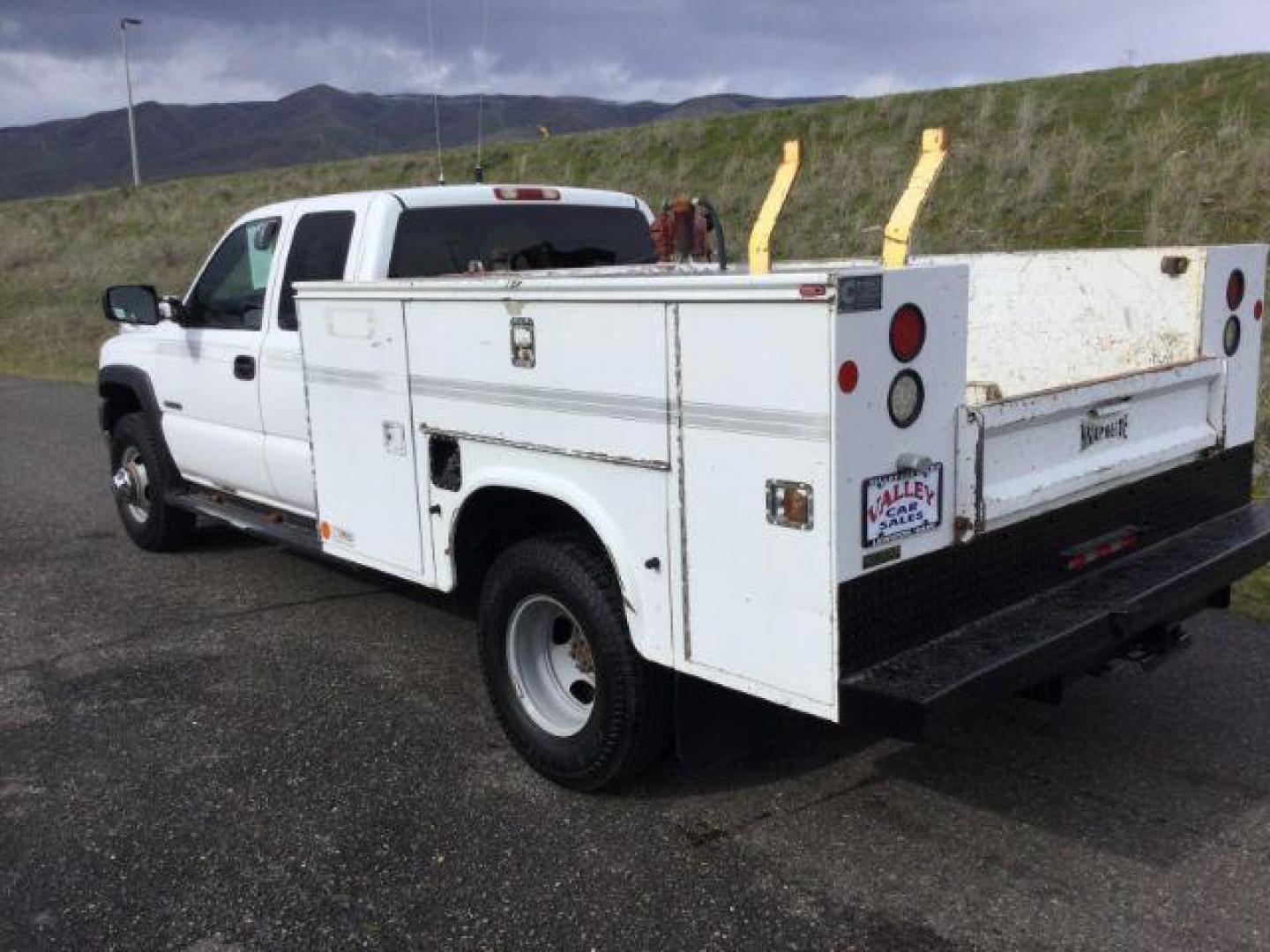 2001 Summit White /Graphite Cloth Chevrolet Silverado 3500 Ext. Cab 4WD (1GCJK39G61E) with an 8.1L V8 OHV 16V engine, 5-Speed Automatic transmission, located at 1801 Main Street, Lewiston, 83501, (208) 743-9371, 46.417065, -117.004799 - Photo#2