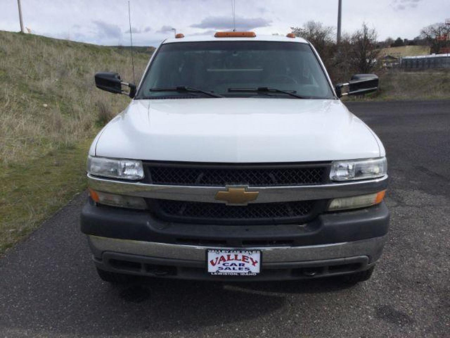 2001 Summit White /Graphite Cloth Chevrolet Silverado 3500 Ext. Cab 4WD (1GCJK39G61E) with an 8.1L V8 OHV 16V engine, 5-Speed Automatic transmission, located at 1801 Main Street, Lewiston, 83501, (208) 743-9371, 46.417065, -117.004799 - Photo#8