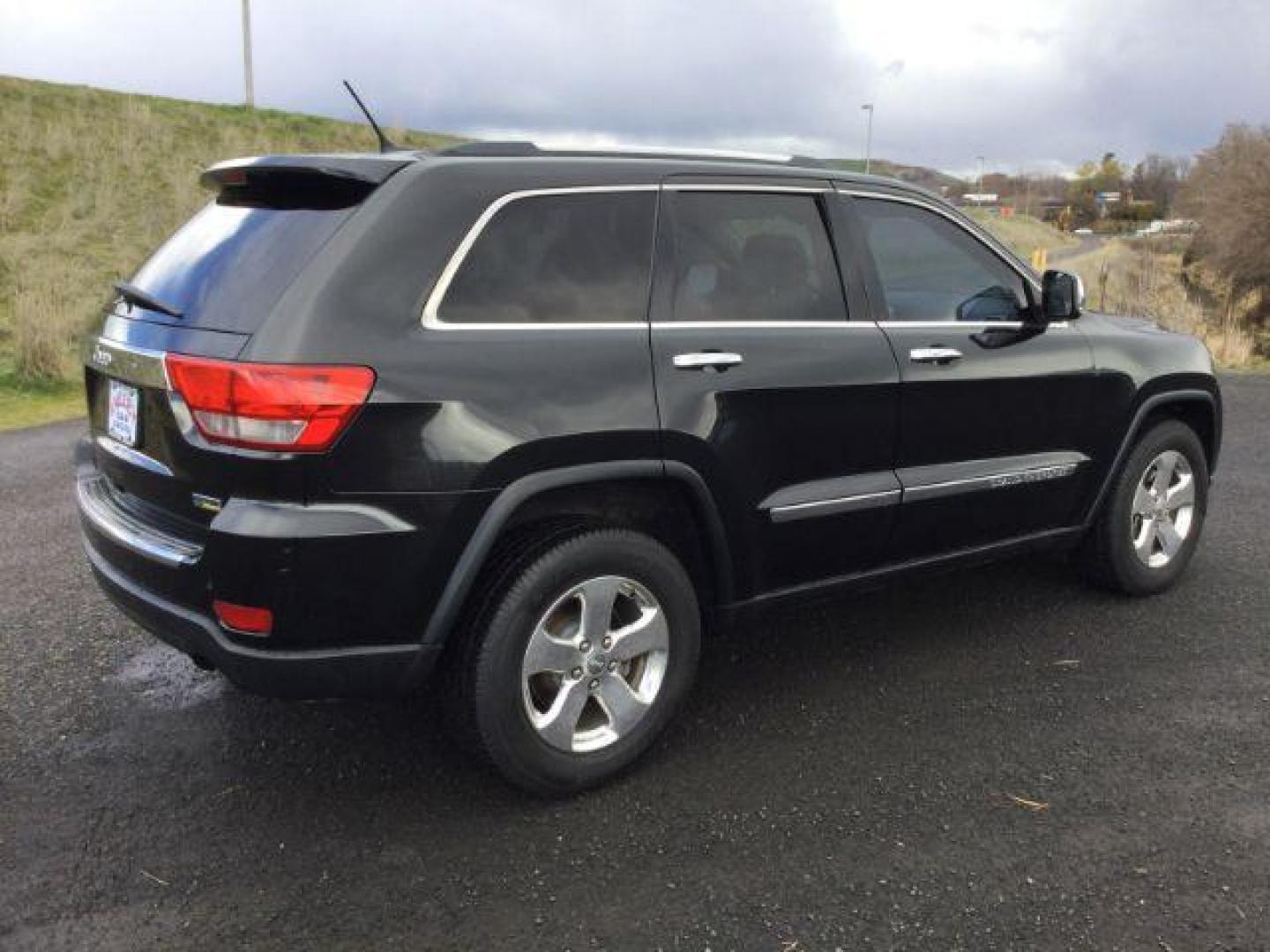 2013 Brilliant Black Crystal Pearl /Black Leather Interior Jeep Grand Cherokee Limited 4WD (1C4RJFBG3DC) with an 3.6L V6 DOHC 24V engine, 5-Speed Automatic transmission, located at 1801 Main Street, Lewiston, 83501, (208) 743-9371, 46.417065, -117.004799 - Photo#9