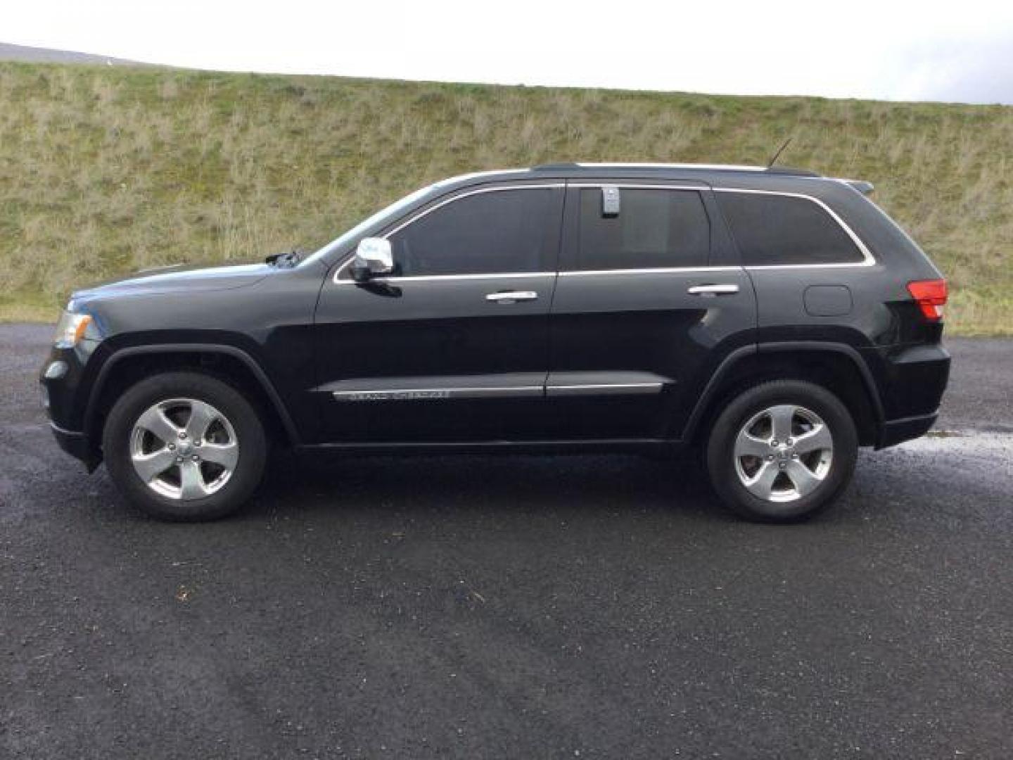 2013 Brilliant Black Crystal Pearl /Black Leather Interior Jeep Grand Cherokee Limited 4WD (1C4RJFBG3DC) with an 3.6L V6 DOHC 24V engine, 5-Speed Automatic transmission, located at 1801 Main Street, Lewiston, 83501, (208) 743-9371, 46.417065, -117.004799 - Photo#1