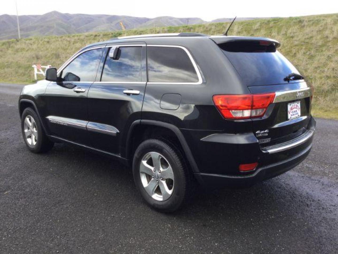 2013 Brilliant Black Crystal Pearl /Black Leather Interior Jeep Grand Cherokee Limited 4WD (1C4RJFBG3DC) with an 3.6L V6 DOHC 24V engine, 5-Speed Automatic transmission, located at 1801 Main Street, Lewiston, 83501, (208) 743-9371, 46.417065, -117.004799 - Photo#2